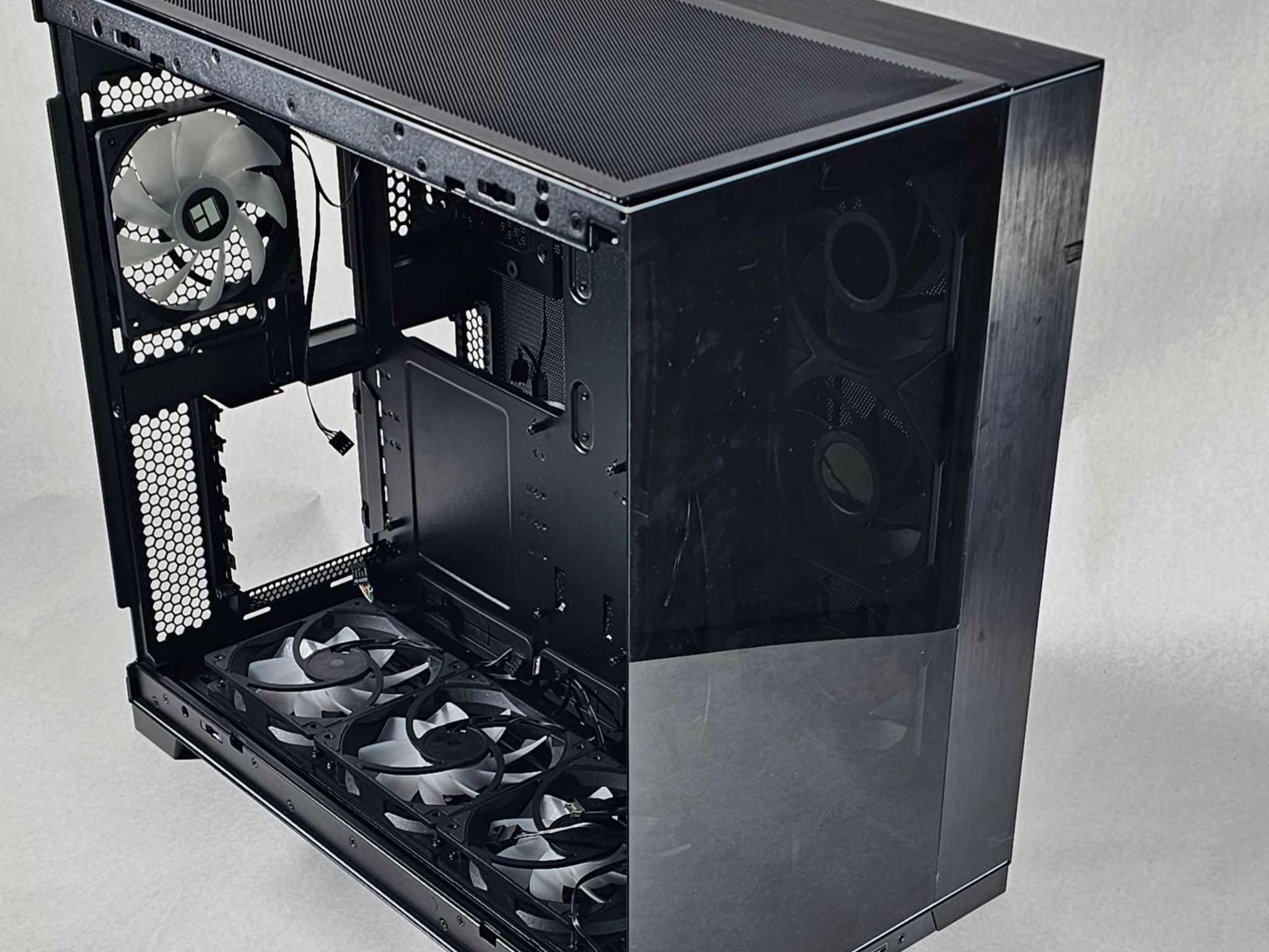 Lian Li PC Case 497 w\ Tempered Glass and 7 RGB Fans