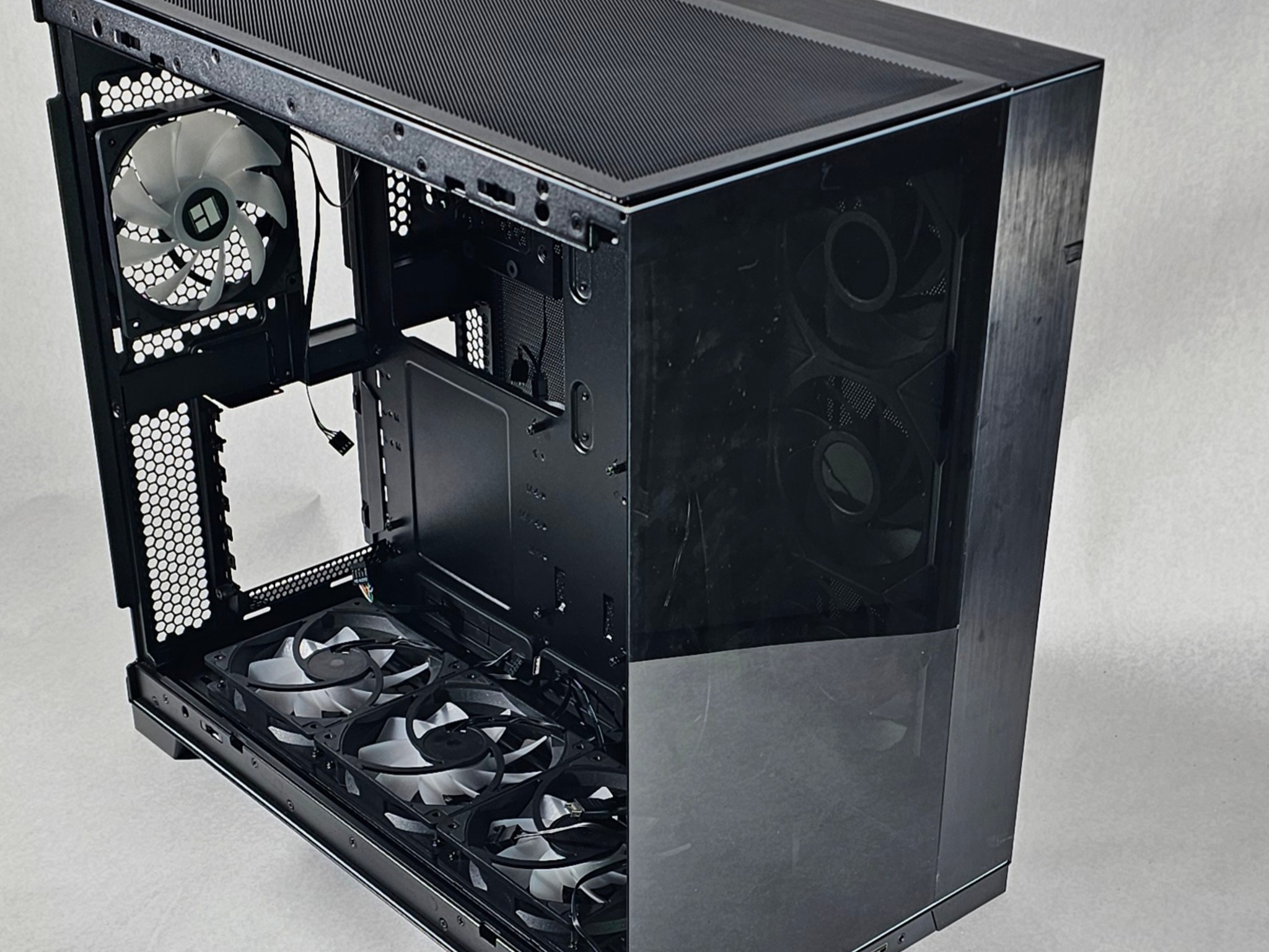 Lian Li PC Case 497 w\ Tempered Glass and 7 RGB Fans