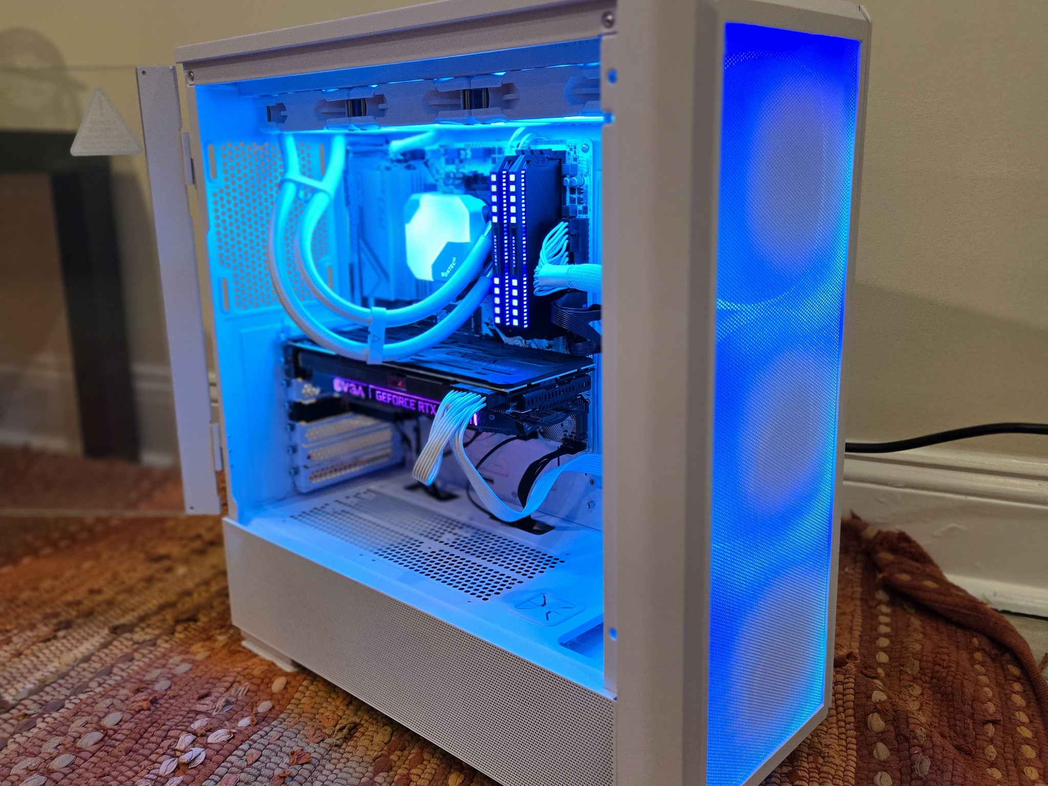 Merlin I / 3700X/2080Ti White/Black Gaming PC