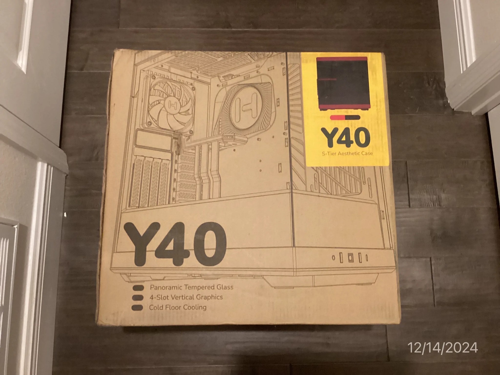 ++ NEW in Factory sealed box ++ Hyte Y40 Black/Red