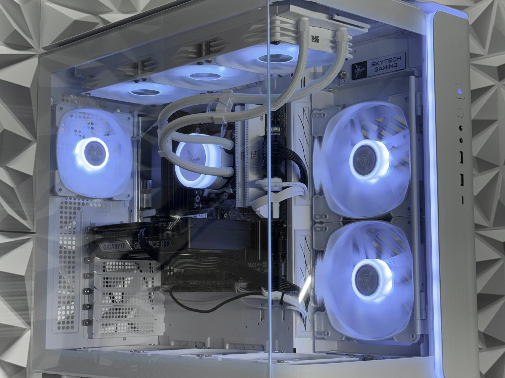 Ryzen 7 9700x / RTX 5060 ti 16GB / 16GB DDR5 Ram / 1Tb storage / Windows 11
