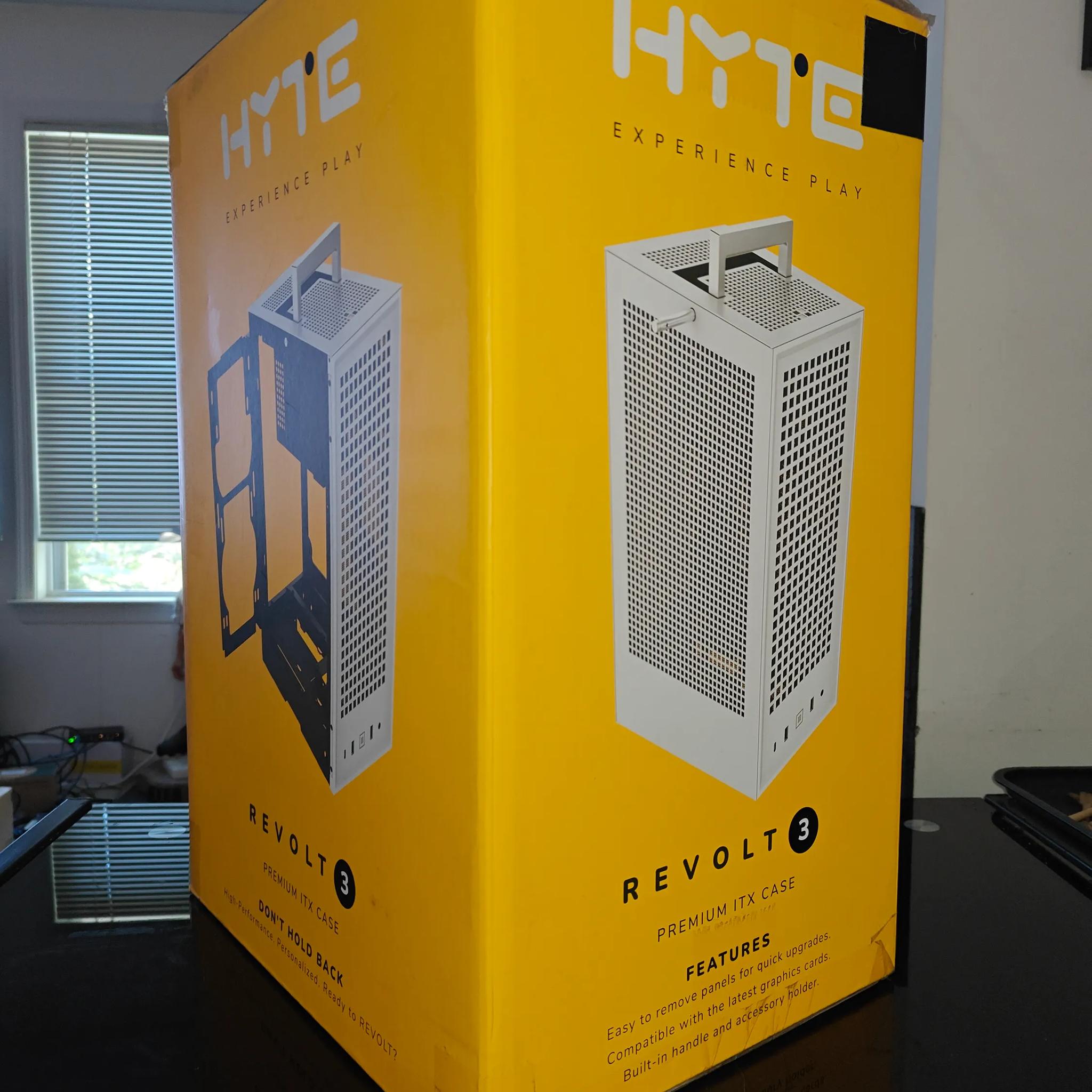 Black Hyte Revolt 3 w/ 700W Modular 80+ Gold PSU