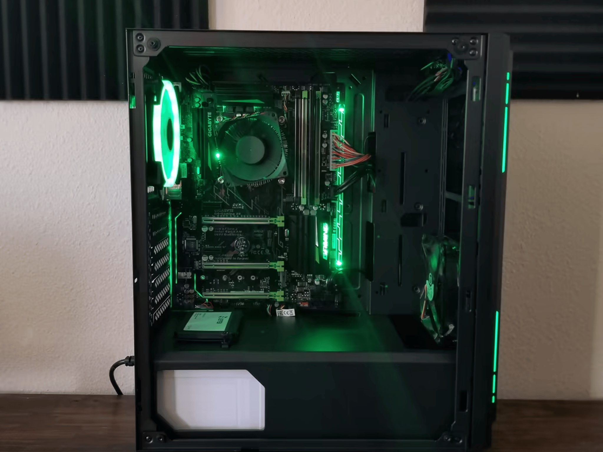 Intel Core i5 6500 UpTo 3.6GHz w/ Intel HD Graphics 530 // Team Group 8GB 2400MHz // Levin 120GB SSD