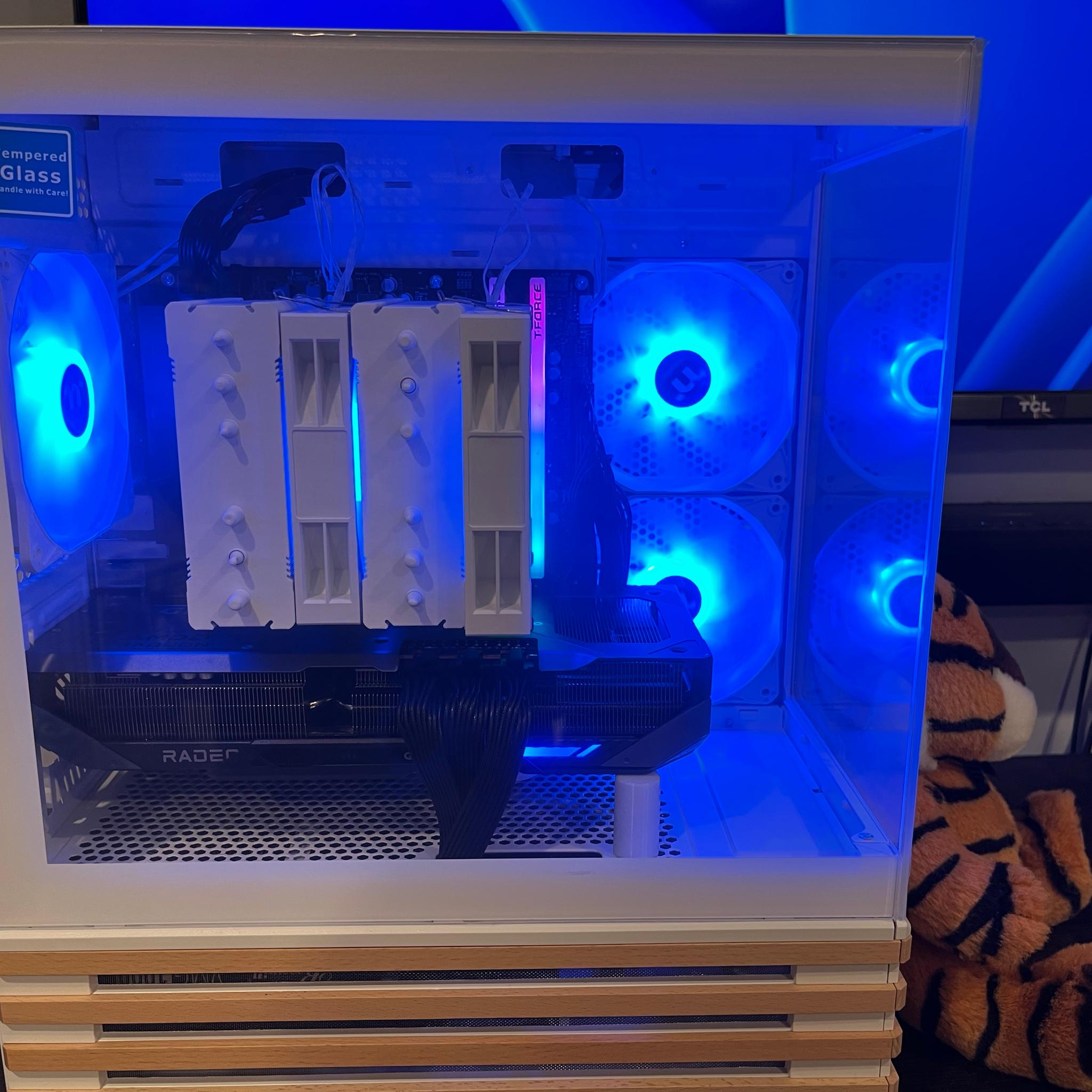 SPIT HOT FIRE - Gigabyte 9070XT 16G - Ryzen 7800X3D 16GB DDR5