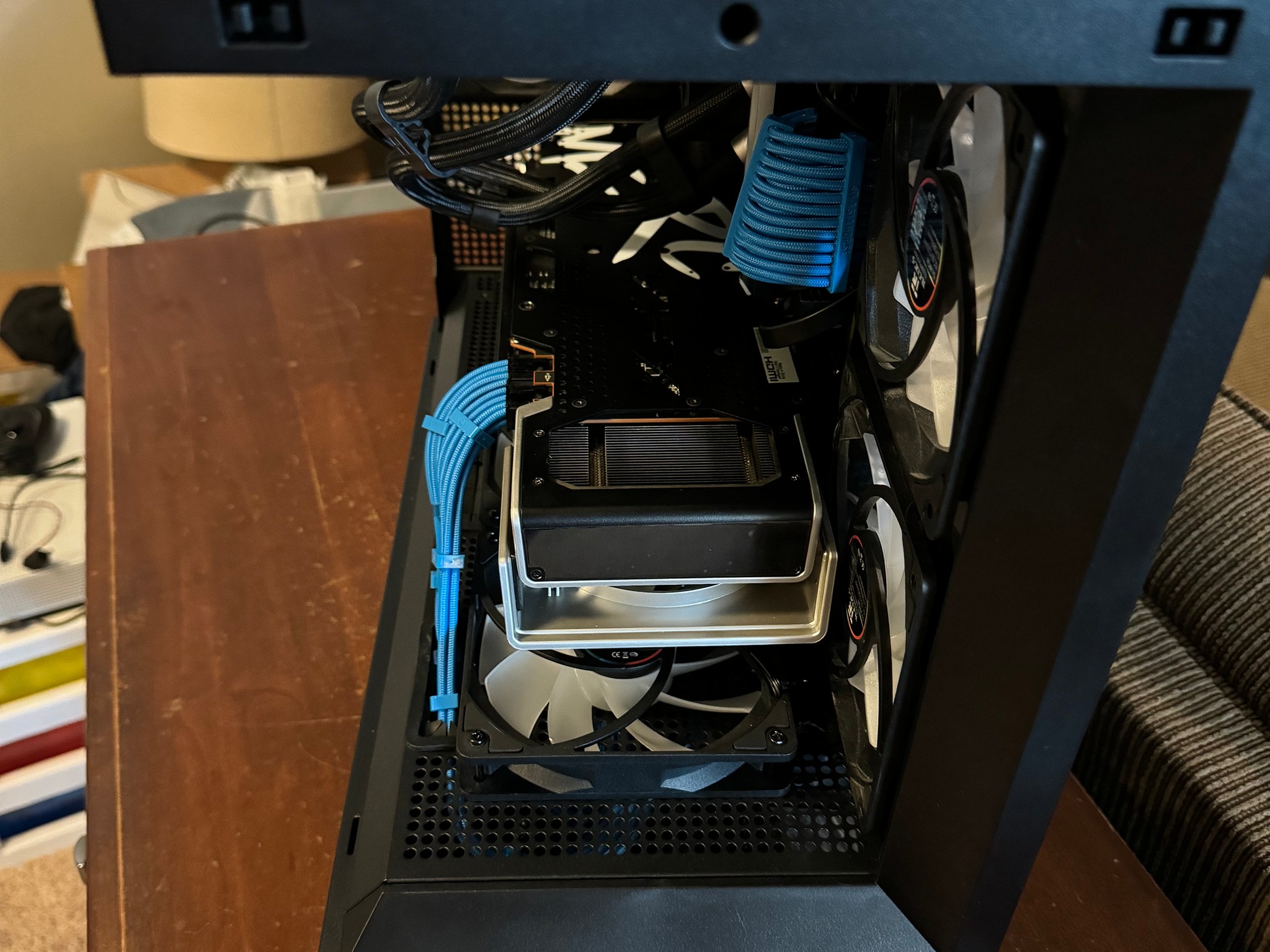 Ryzen 7 5800X3D (= i7-13700K) + RX 6800 XT (= RTX 3080) Gaming PC, 32 GB of RAM, 2 TB of storage