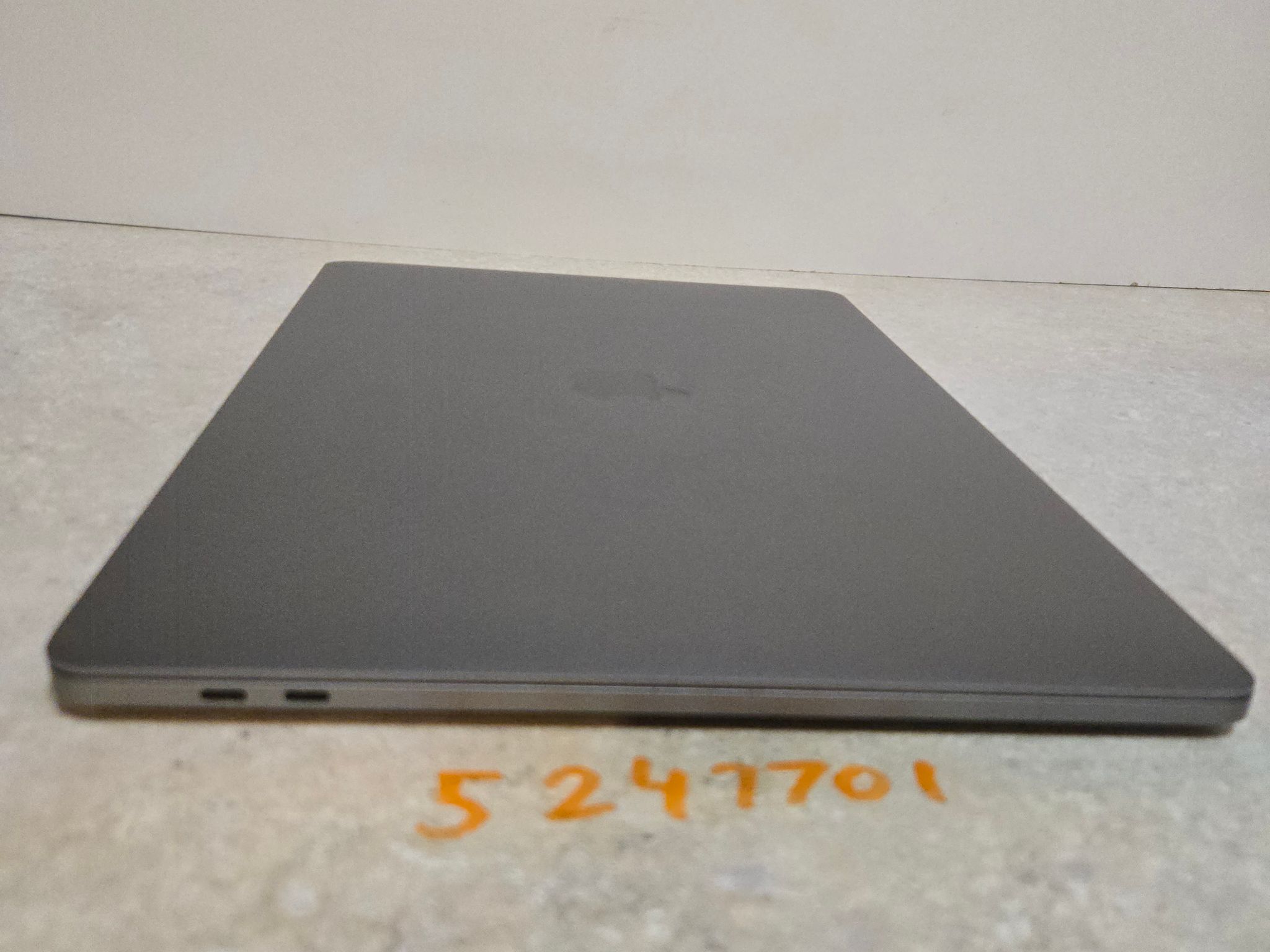 Apple Macbook Pro 15 inch Laptop - 2018 - 512GB - intel i7 - Model A1990