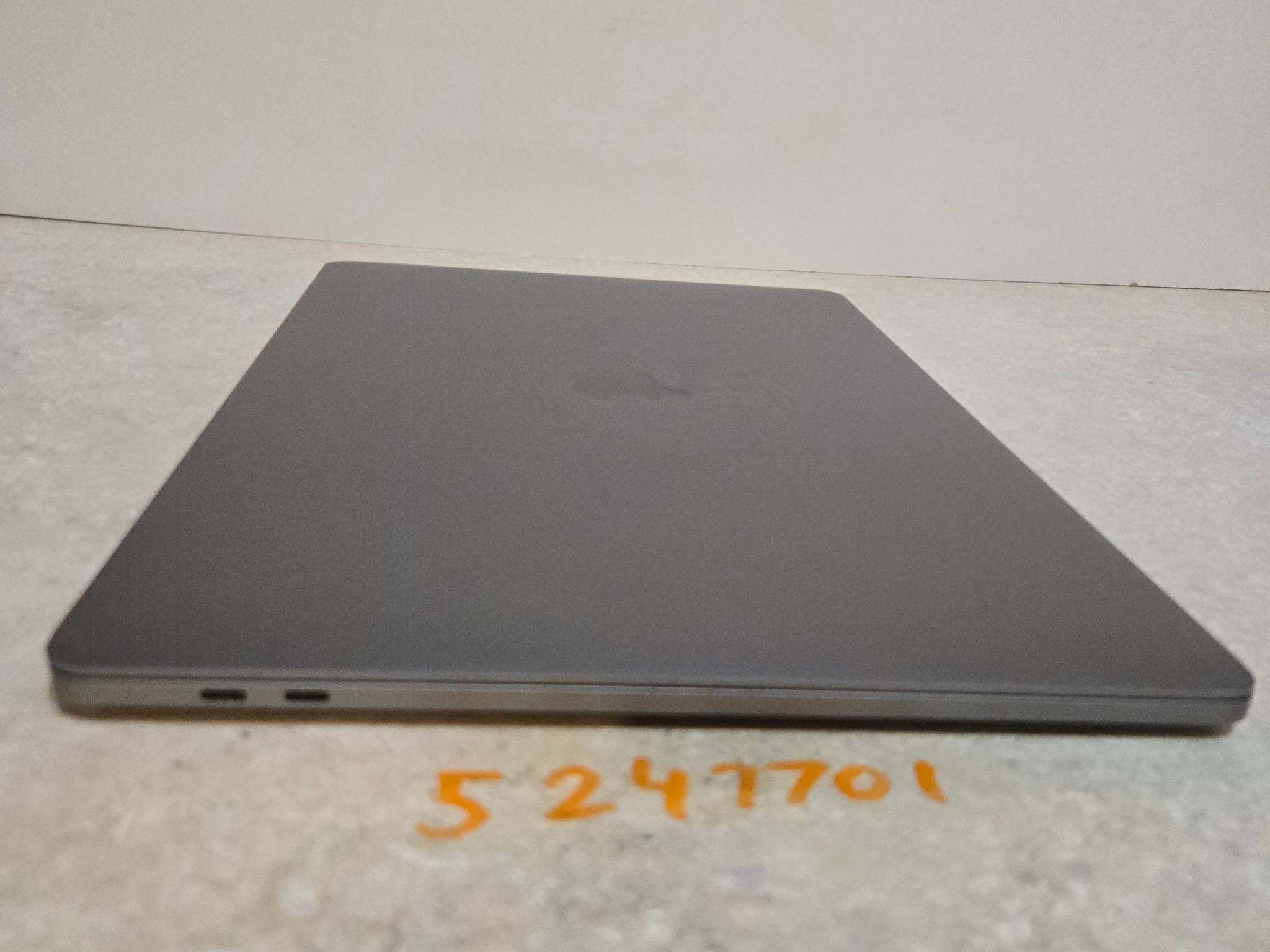 Apple Macbook Pro 15 inch Laptop - 2018 - 512GB - intel i7 - Model A1990