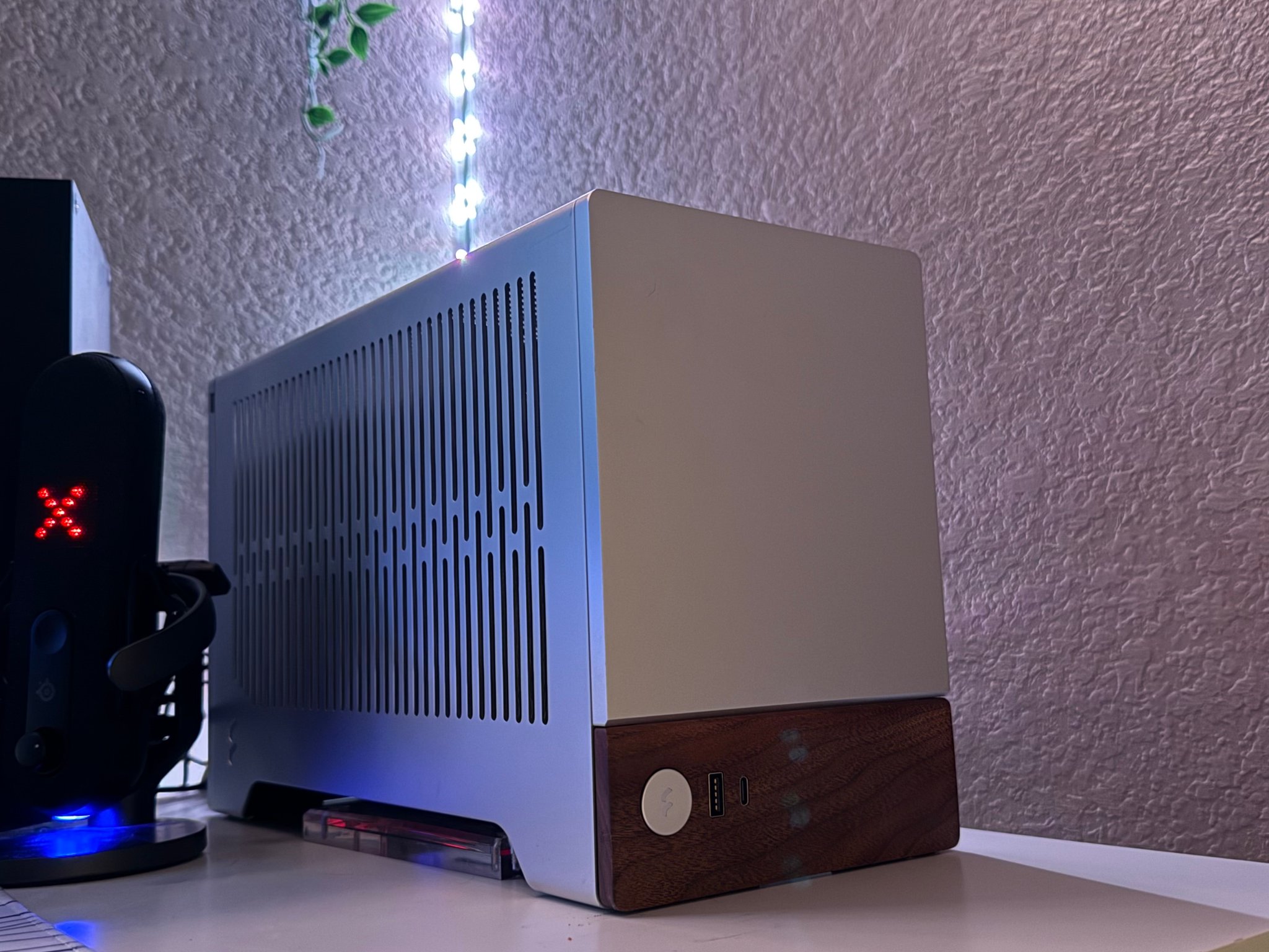 !!!SALE!!! Compact size meets beastly performance! Fractal terra build with Rtx 5070 & R7 7800x3d
