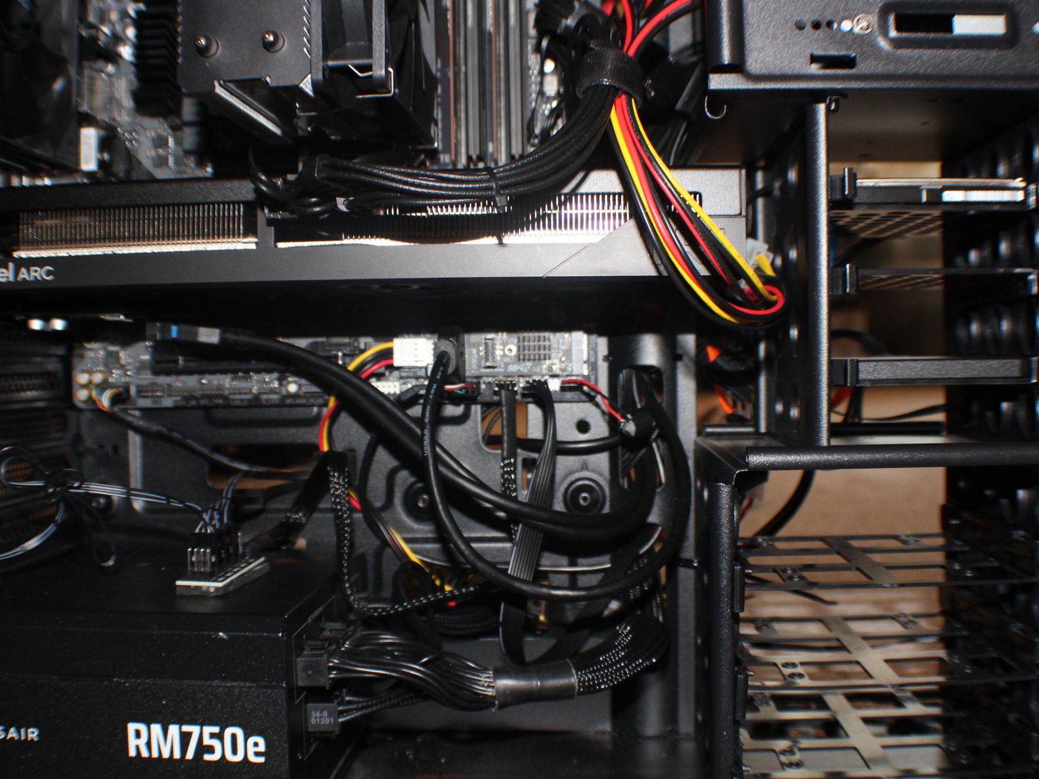Thermaltake / Ryzen 5 9600x / Intel B580