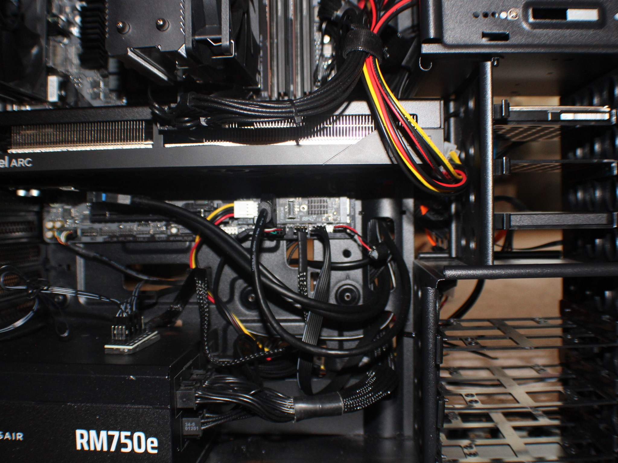 Thermaltake / Ryzen 5 9600x / Intel B580