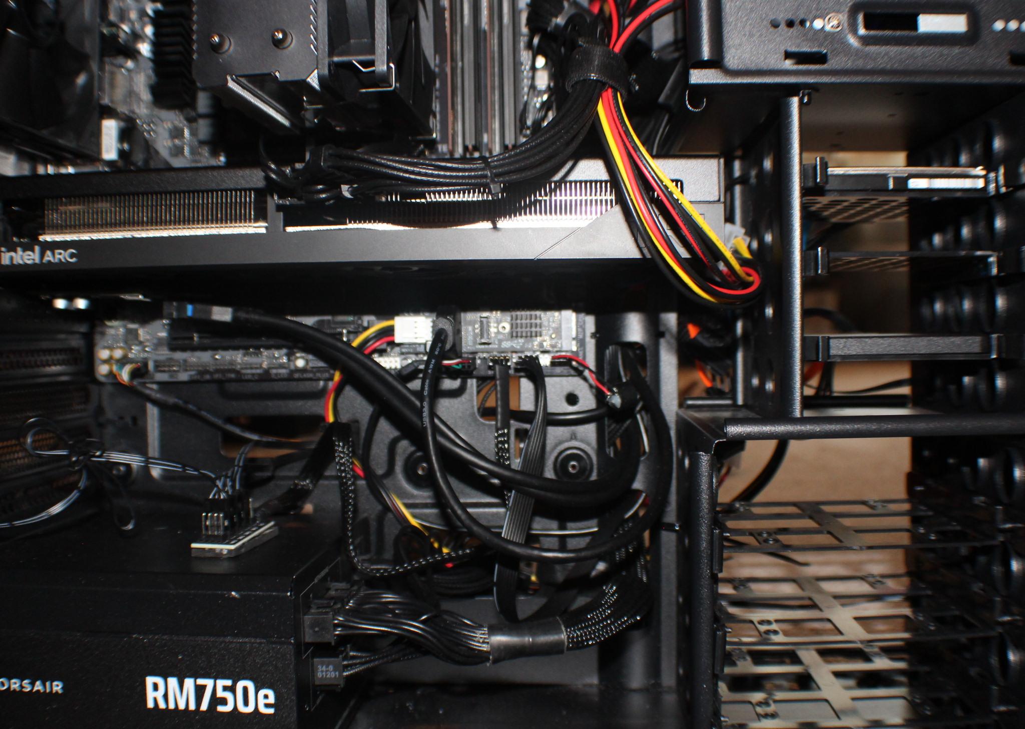 Thermaltake / Ryzen 5 9600x / Intel B580