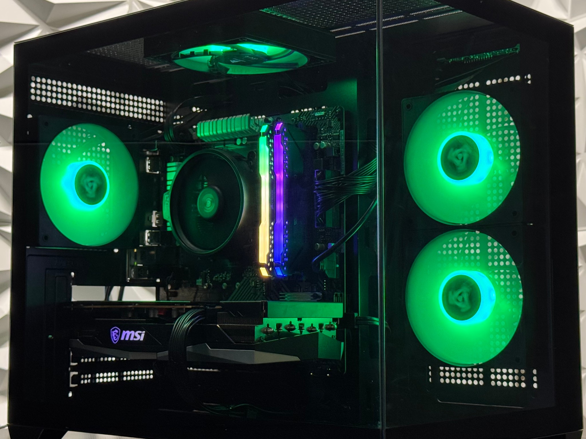 RX 6600 XT, Ryzen 5 5500, 16GB Ram, 1TB SSD, Arc Raiders, Fortnite, R6, Battlefield 6