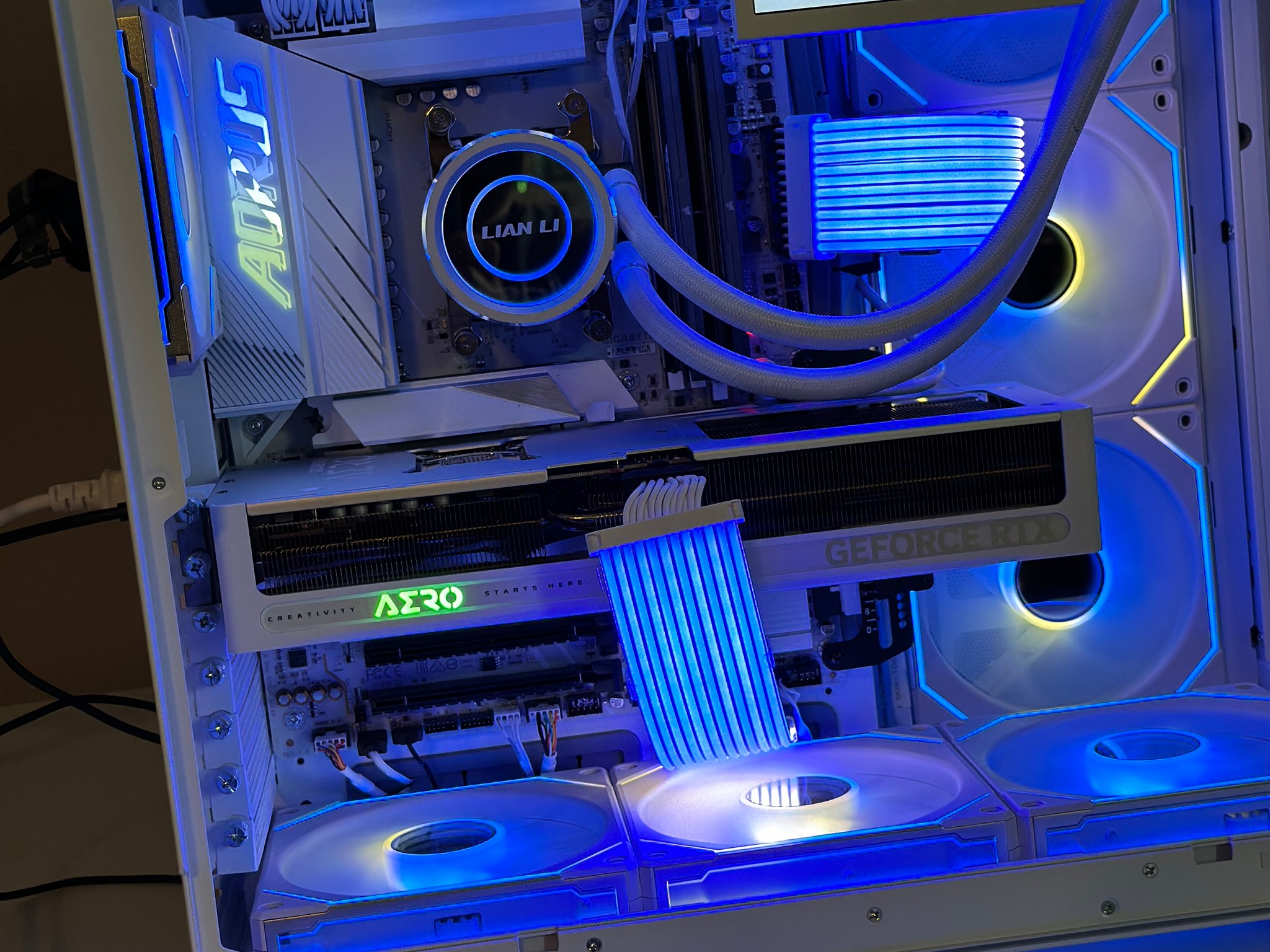 Premium white PC: RTX 5070 Aero, 7800X3D, 32GB DDR5 CL30, 1TB SSD,