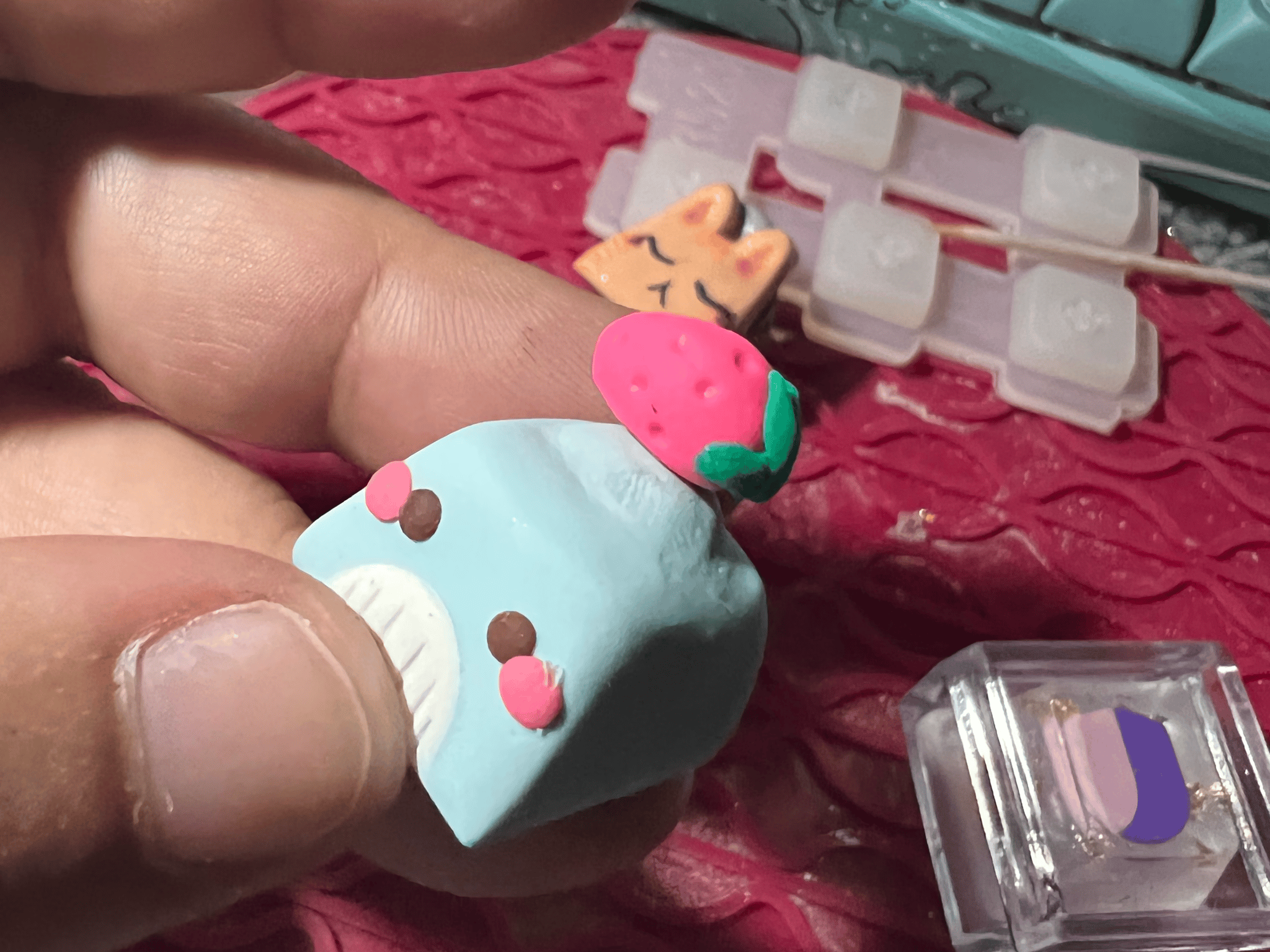 DOLLAR KEYCAP S2 - Strawberry Blue Whale