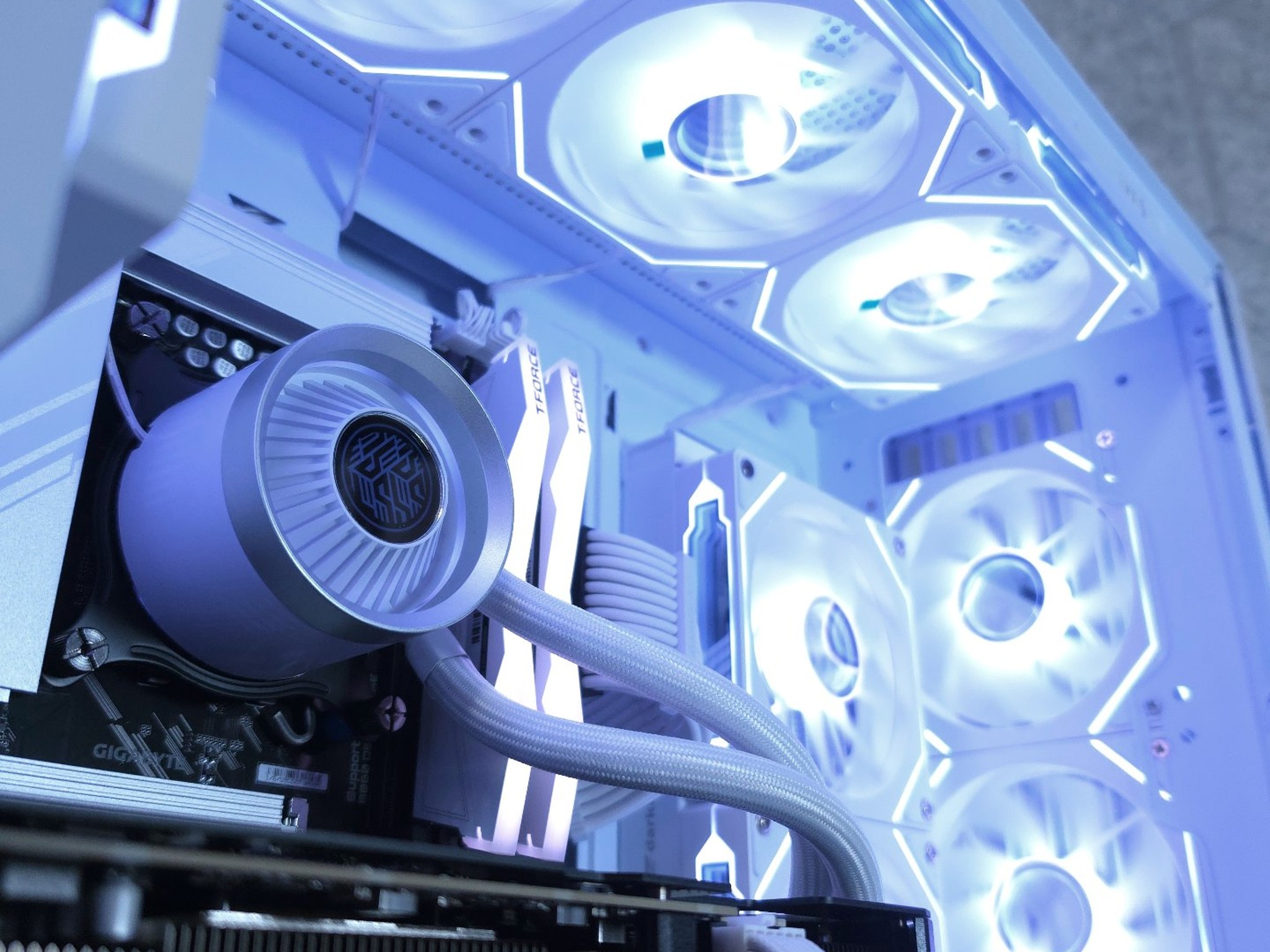 ASUS RTX 5070 🤍 Core Ultra 7 265F