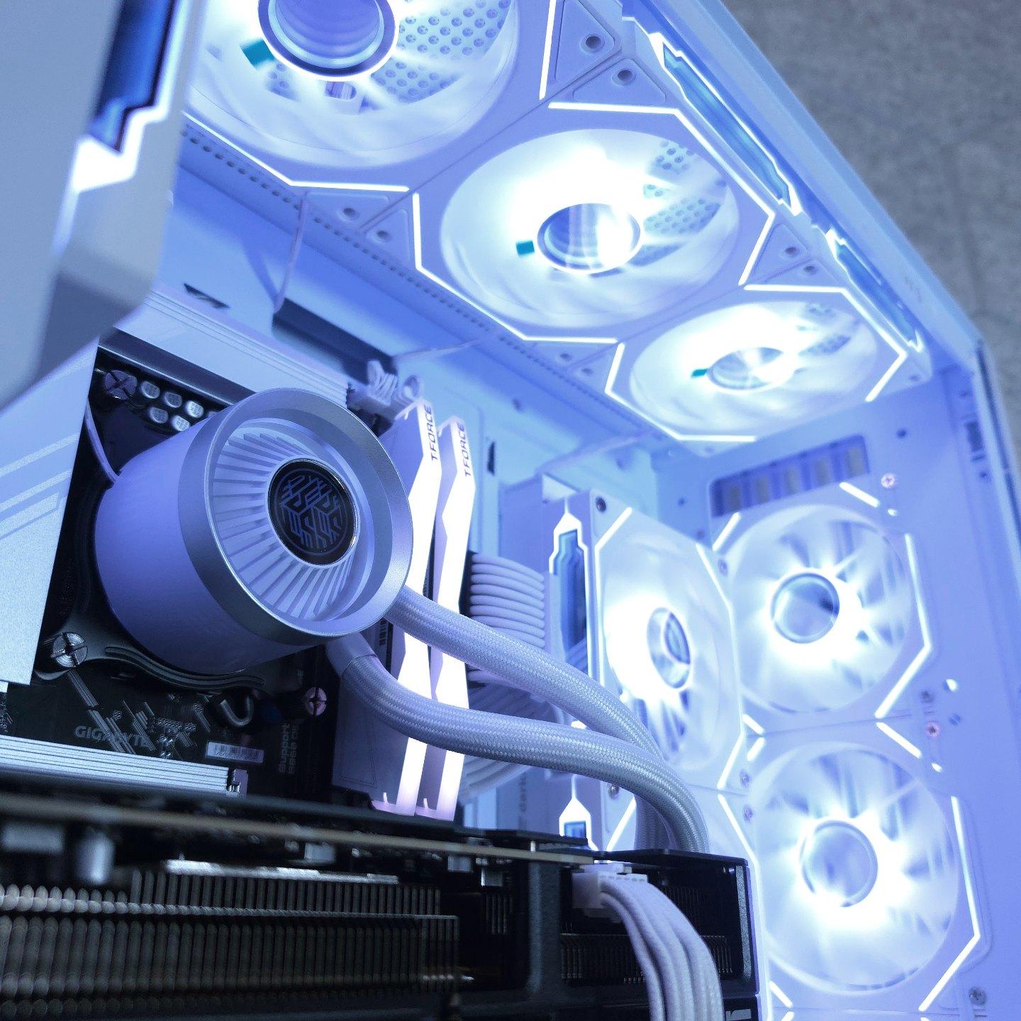 ASUS RTX 5070 🤍 Core Ultra 7 265F