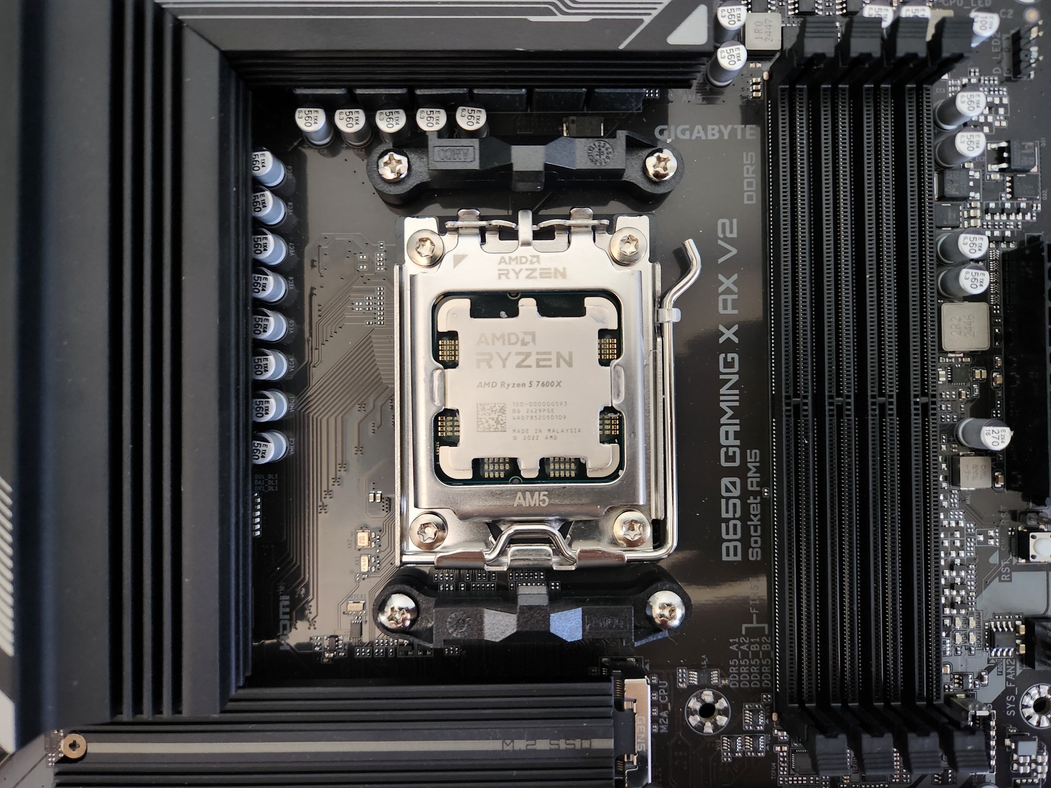 AMD RYZEN 5 7600X | B650 GIGABYTE GAMING AX V2 MOTHERBOARD
