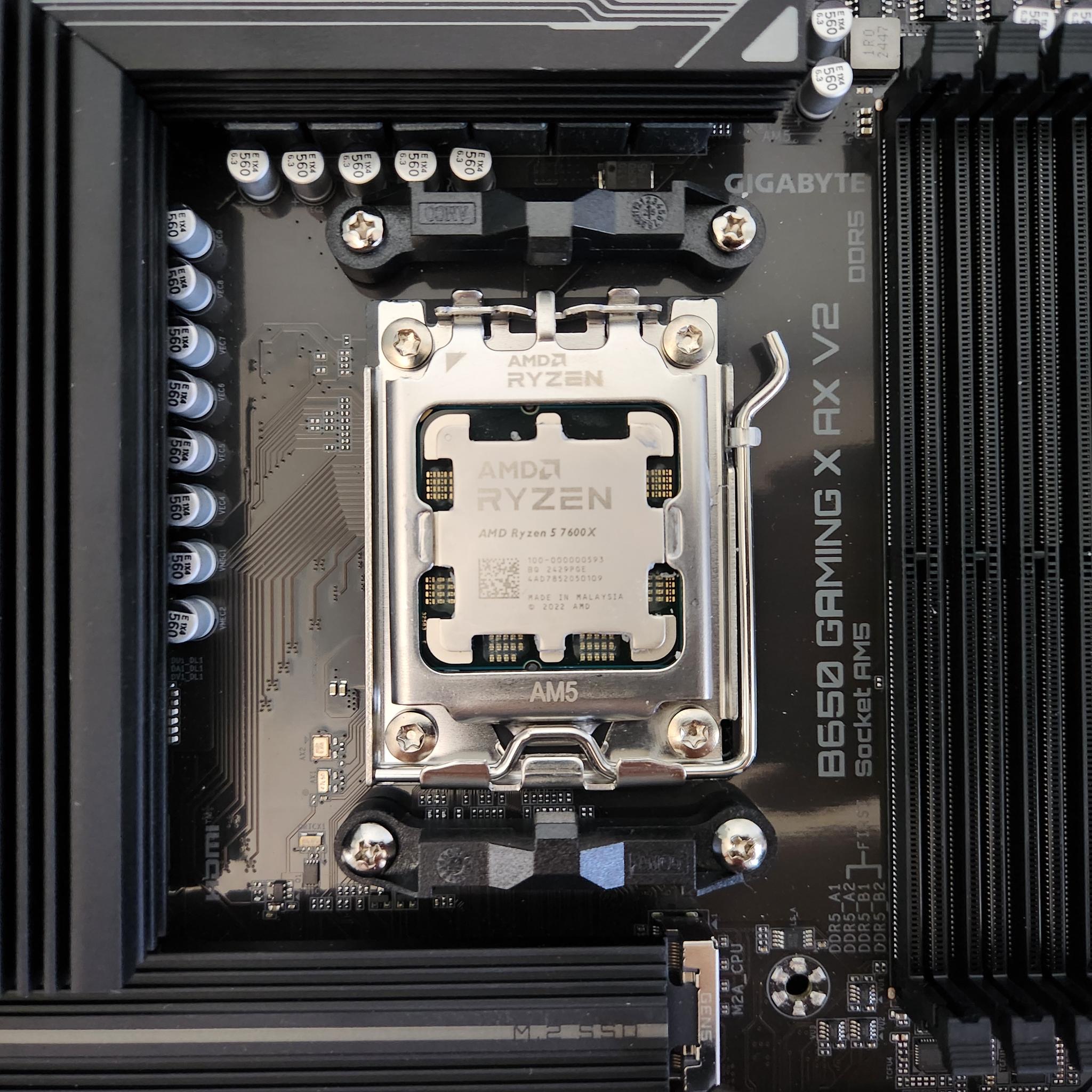 AMD RYZEN 5 7600X | B650 GIGABYTE GAMING AX V2 MOTHERBOARD