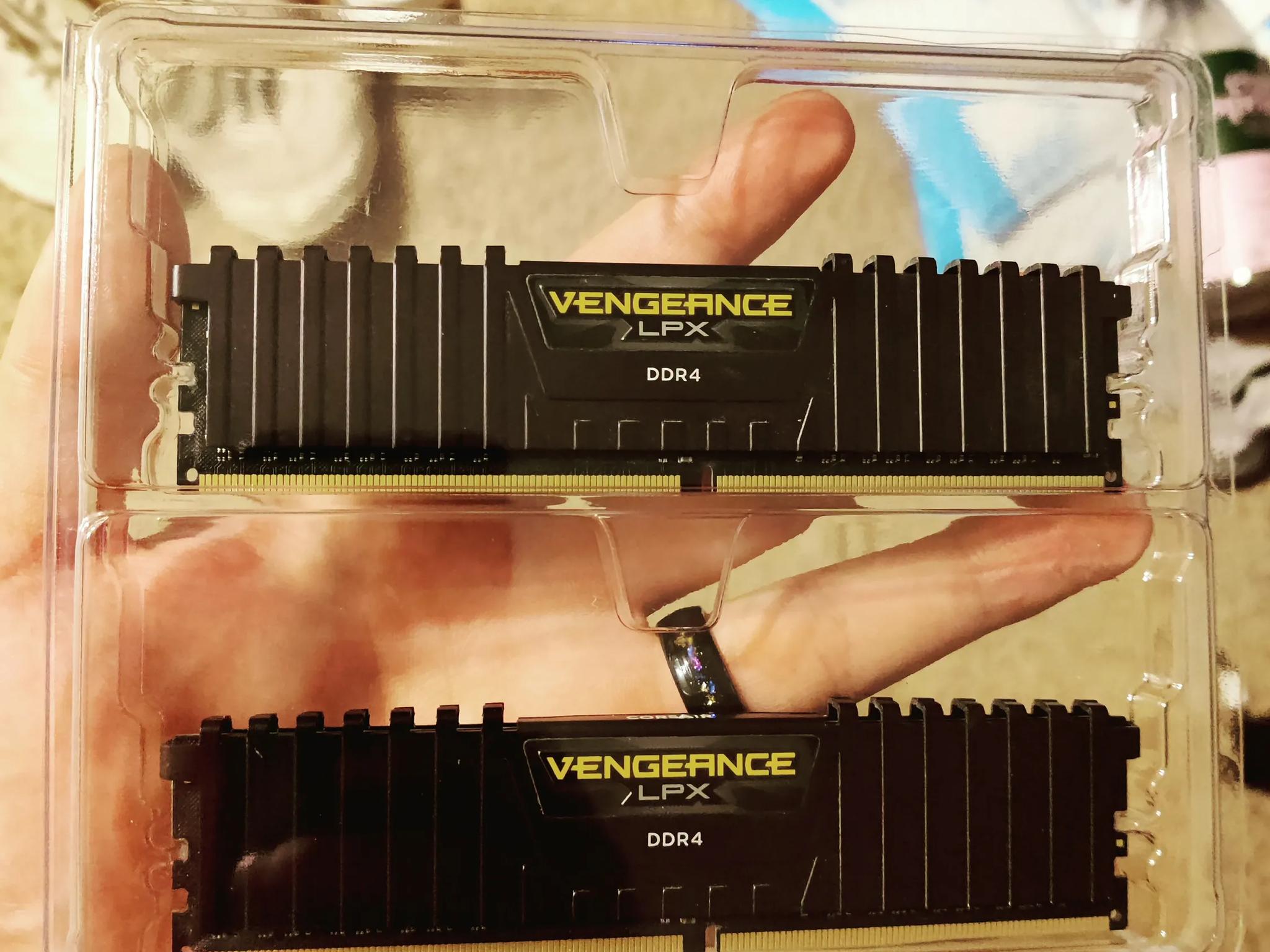 Lightly used, never overclocked VENGEANCE LPX DDR4 15-17-17-35 3000Mhz Memory, 16GB(2x8) kit!