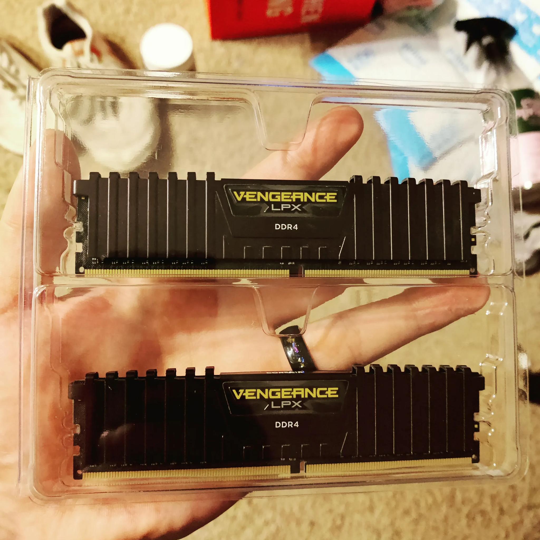 Lightly used, never overclocked VENGEANCE LPX DDR4 15-17-17-35 3000Mhz Memory, 16GB(2x8) kit!