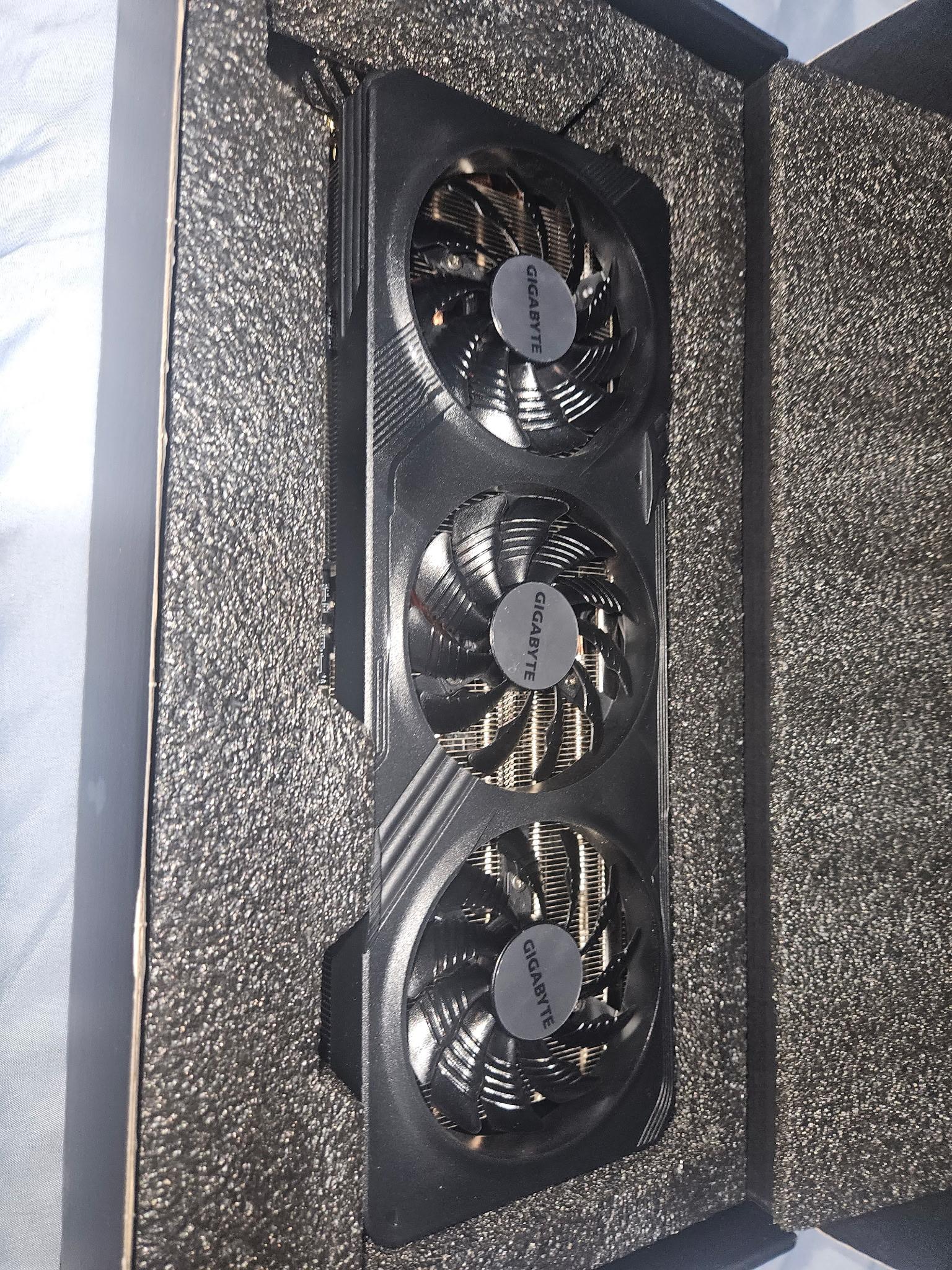 AMD Radeon RX 7600XT 16GB