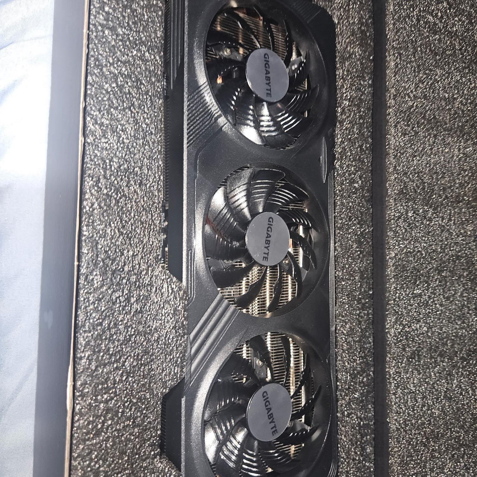 AMD Radeon RX 7600XT 16GB