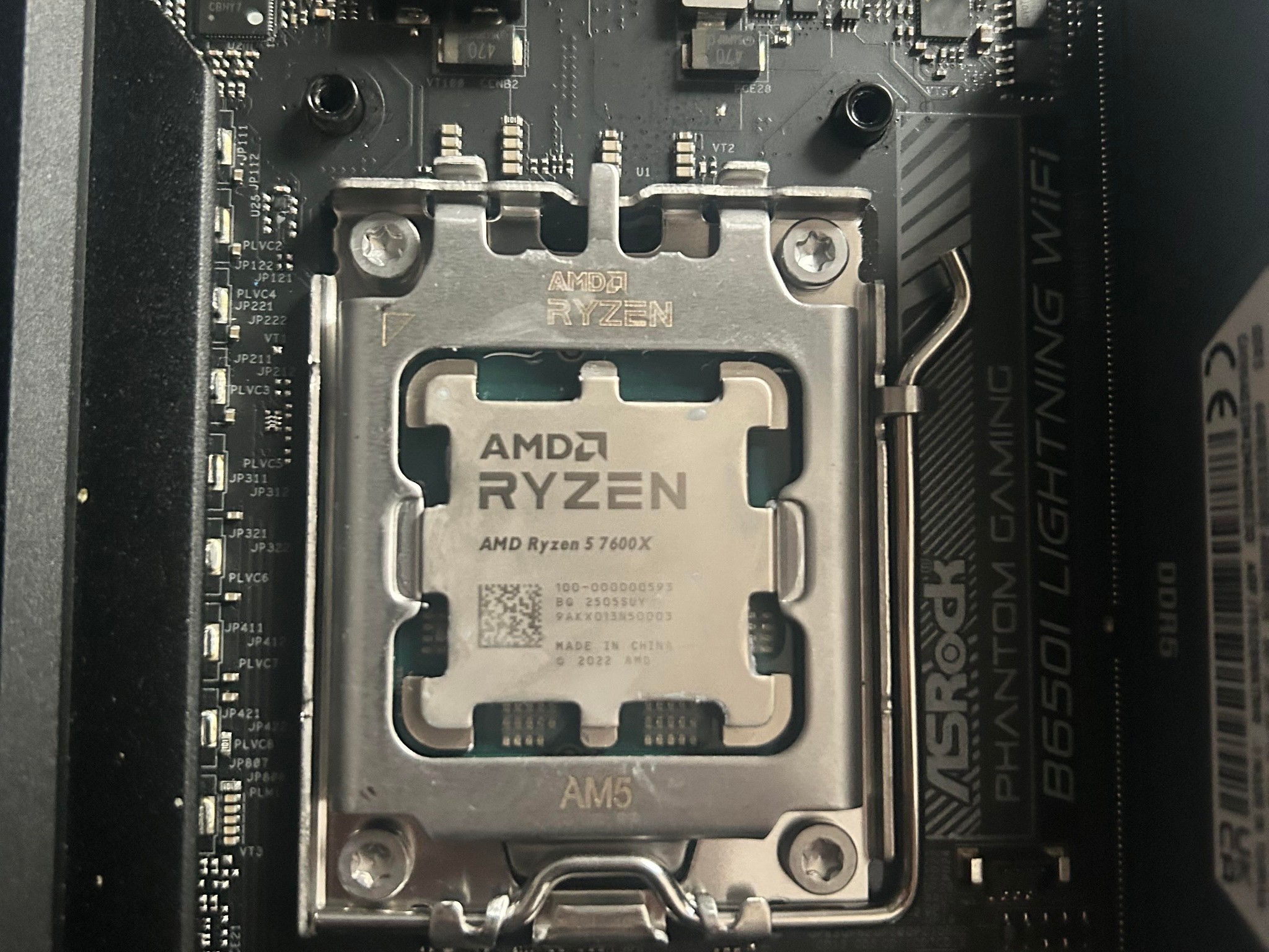 RYZEN 5 7600/ASUS B650E MAX GAMING WIFI/CORSAIR VENGANCE 64 GB 2X32 BUNDLE