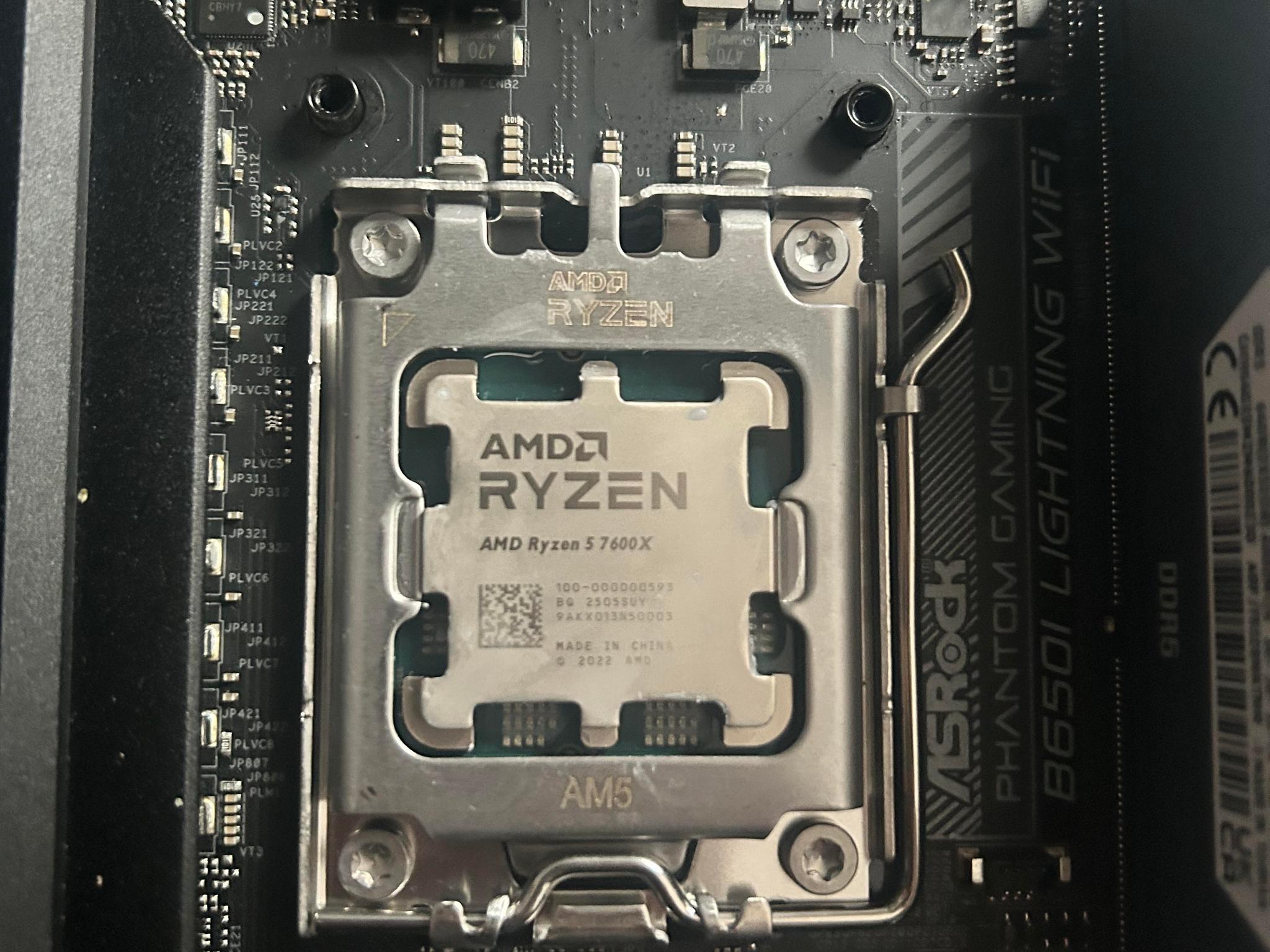 RYZEN 5 7600/ASUS B650E MAX GAMING WIFI/CORSAIR VENGANCE 64 GB 2X32 BUNDLE