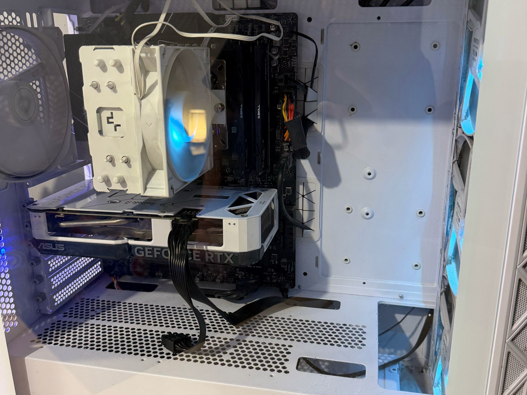 White Gaming PC | Ryzen 7 7800X3D | RTX 4060 8GB | 32GB DDR5-6000 | MSI B650 | 1TB NVMe