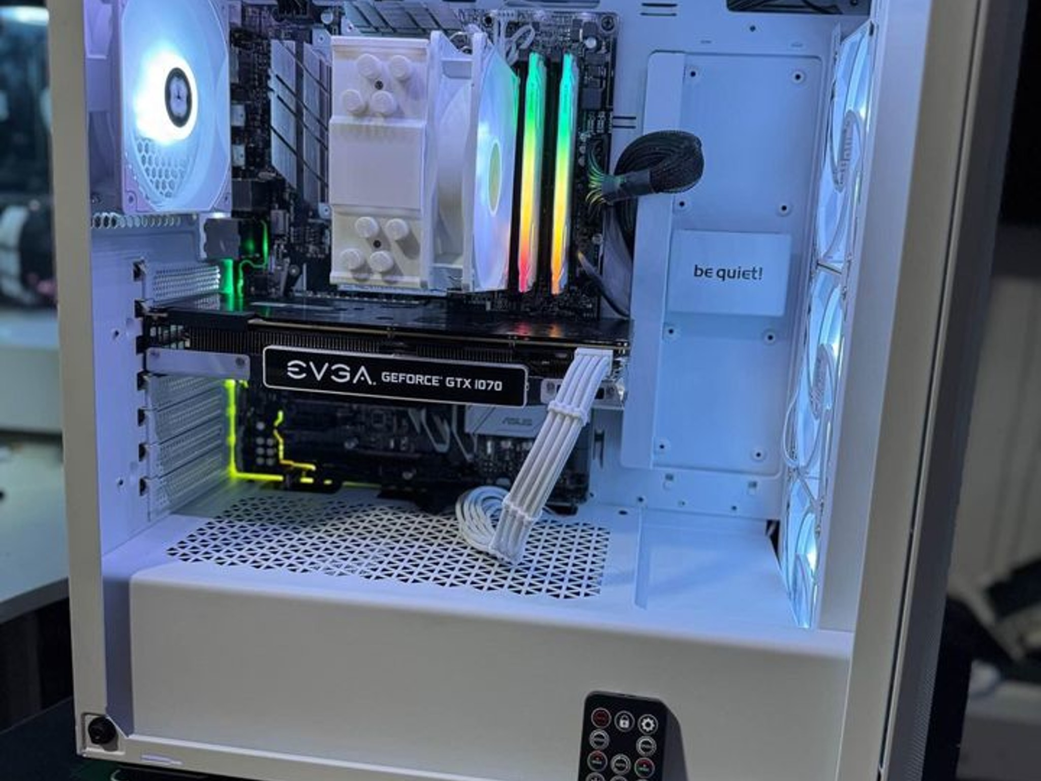 All white RGB Gaming PC - Ryzen 5 2600X - GTX 1070 - 32GB DDR4 - 512GB NvMe SSD