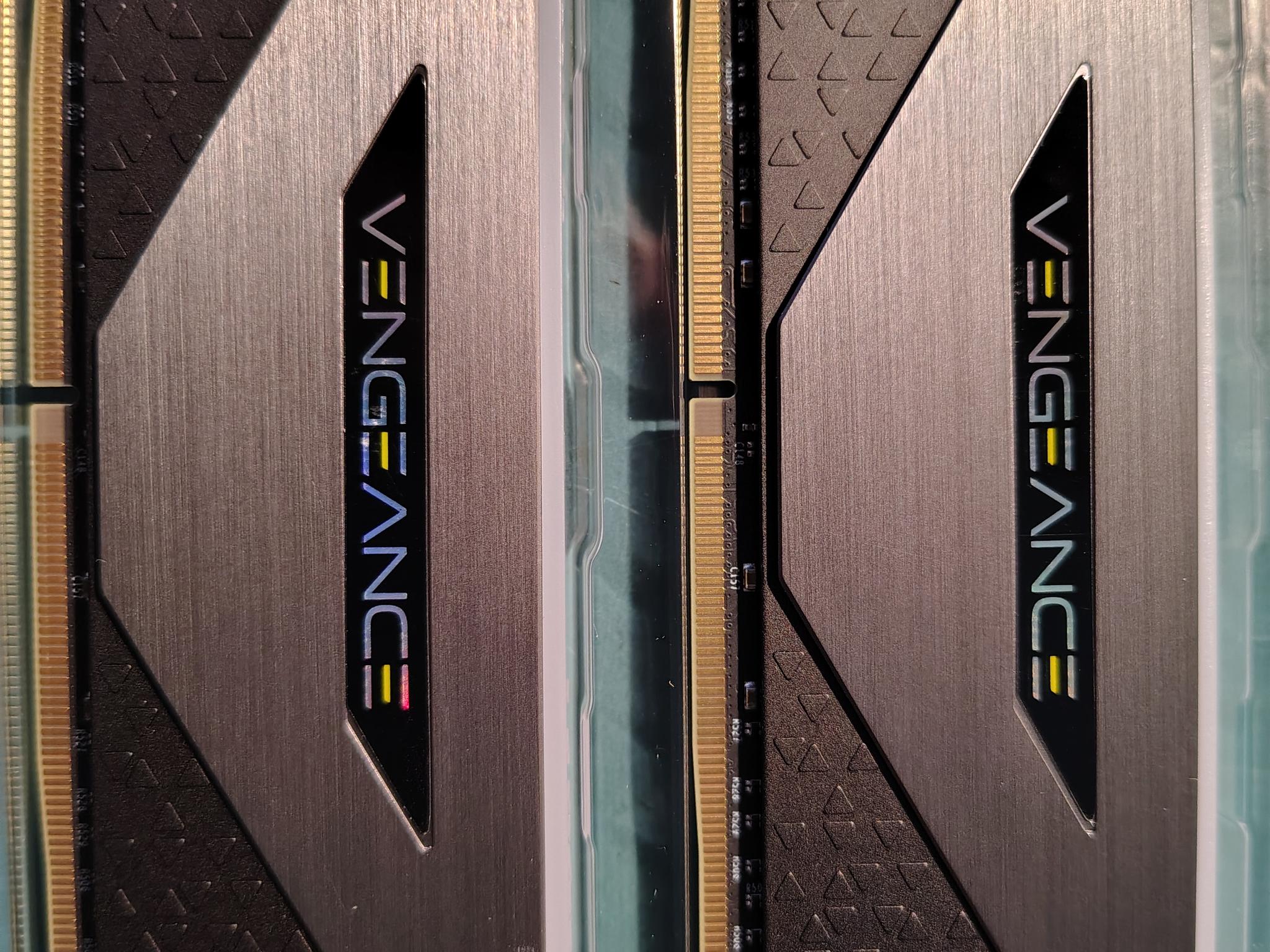 32GB CORSAIR RGB RT DDR4-3600 CL16 (2 x 16GB)