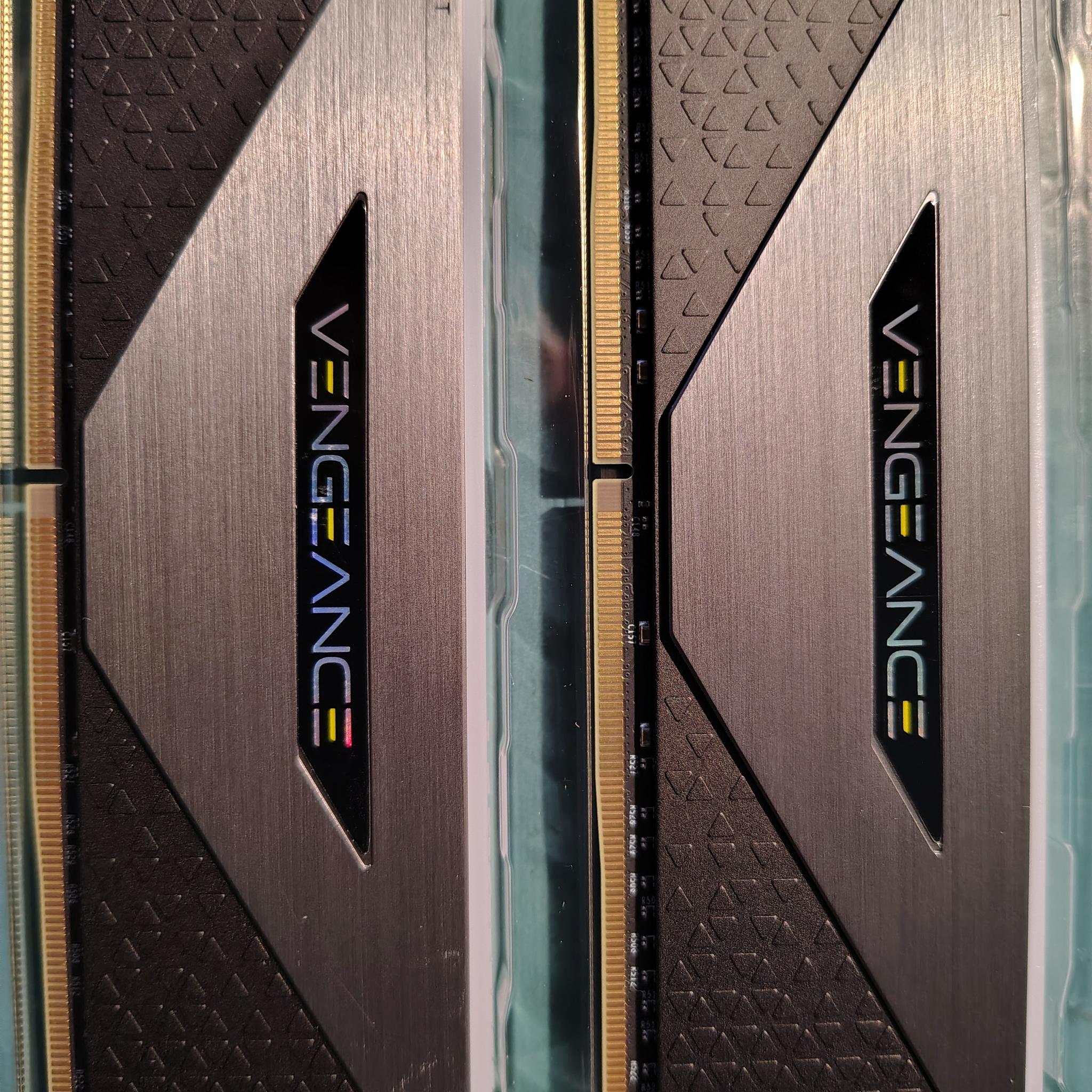 32GB CORSAIR RGB RT DDR4-3600 CL16 (2 x 16GB)