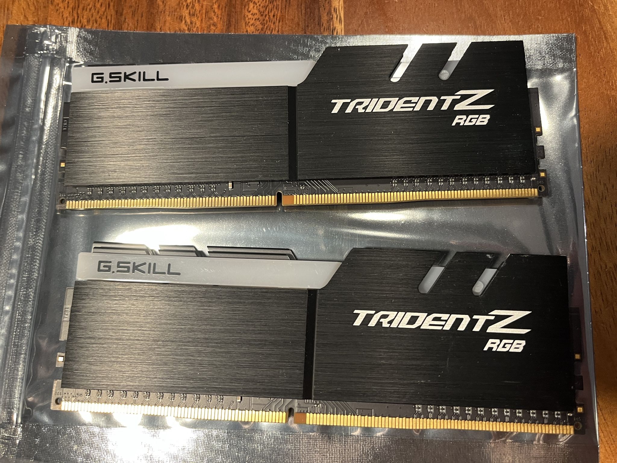 G.SKILL TridentZ RGB 16GB (2x8GB) 3200 MHz Samsung B-Die AMD F4-3200C14D-16GTZRX