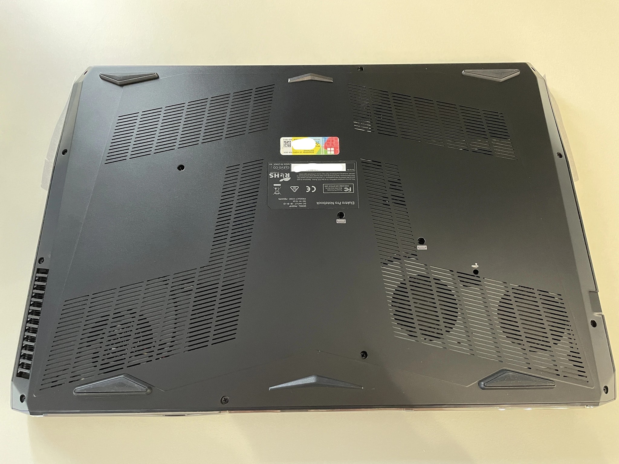 Clevo 15.6" P650HP6 + i7-7700HQ + GTX 1060 + 1080p 60HZ