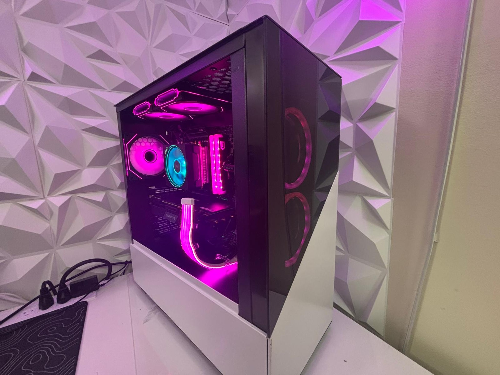 ⚪️ Clean White Gaming Rig | Ryzen 7 3700X | RTX 2070 Super | 32GB RAM | 1TB SSD
