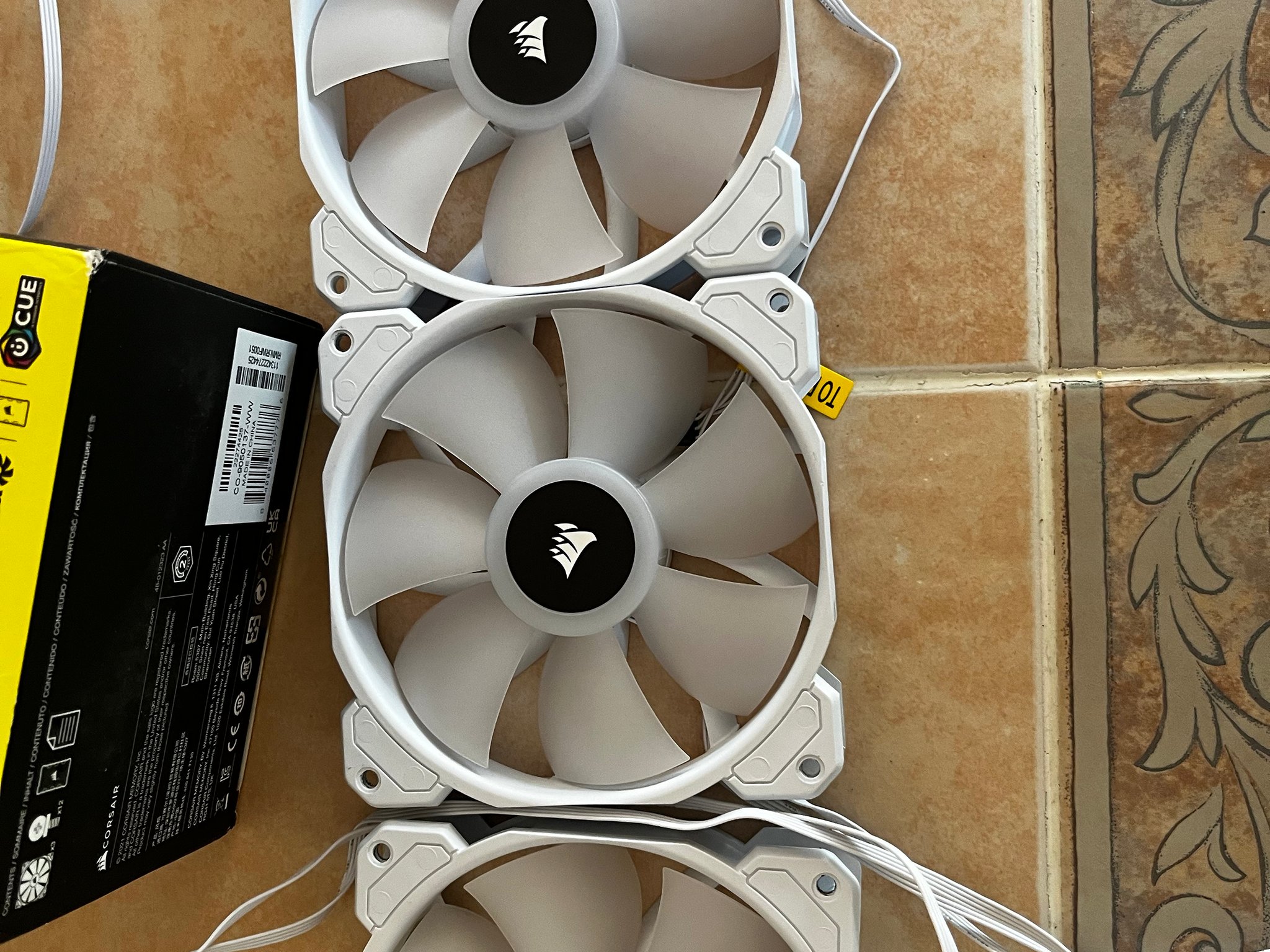 4 Corsair 120 mm fans white