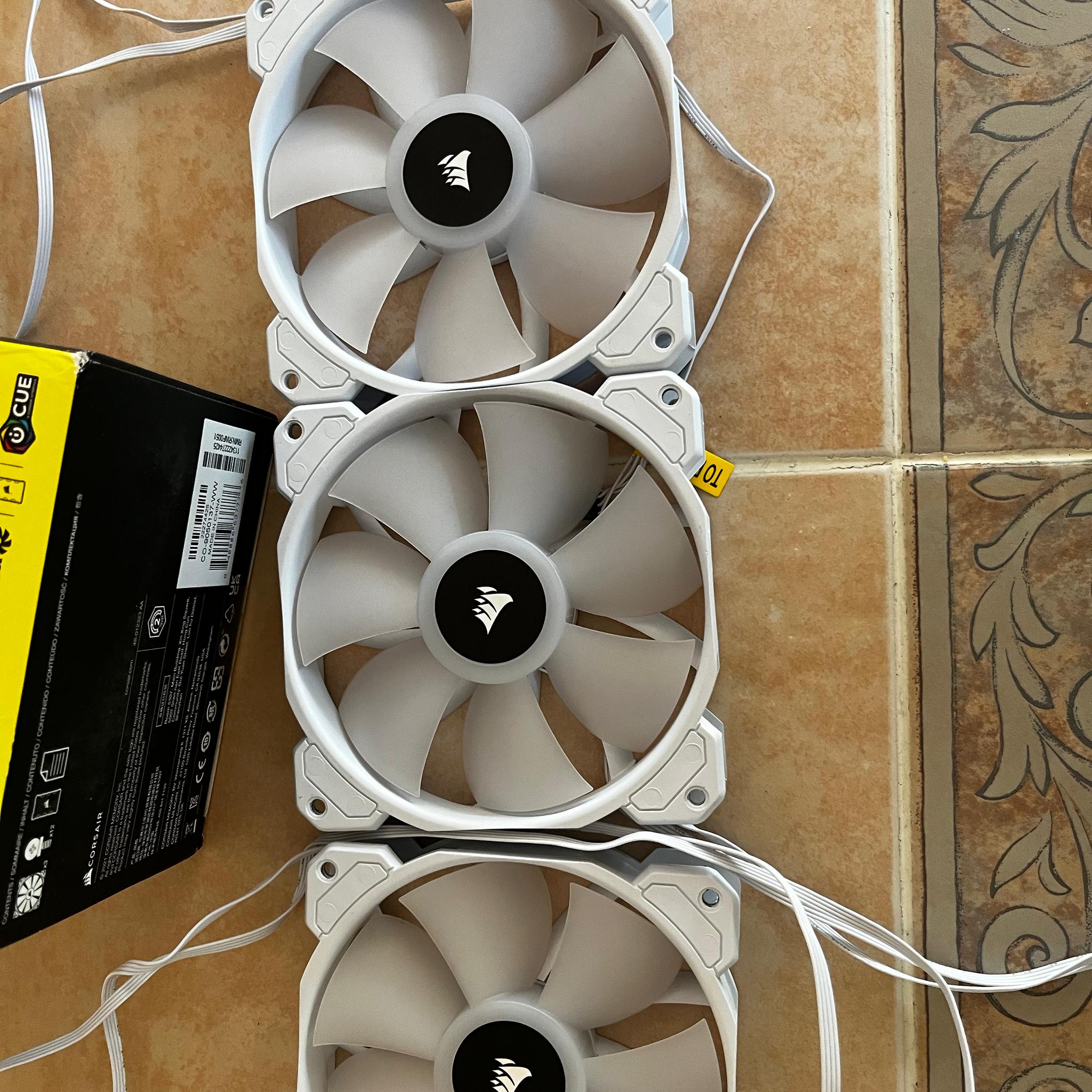 4 Corsair 120 mm fans white