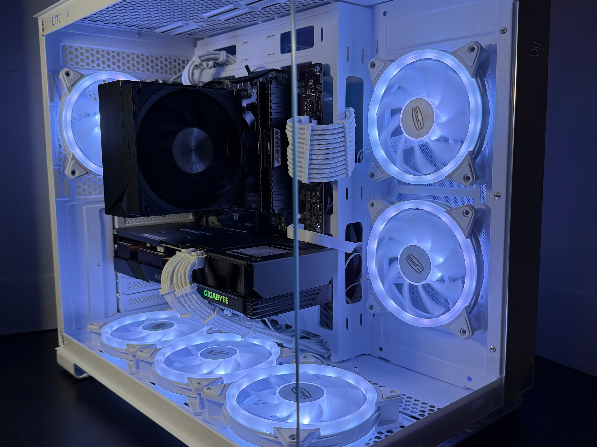 Gaming PC // Gigabyte RX 7600XT 12GB // Ryzen 5 5500 // 16 GB Ram // 1 TB NVME SSD