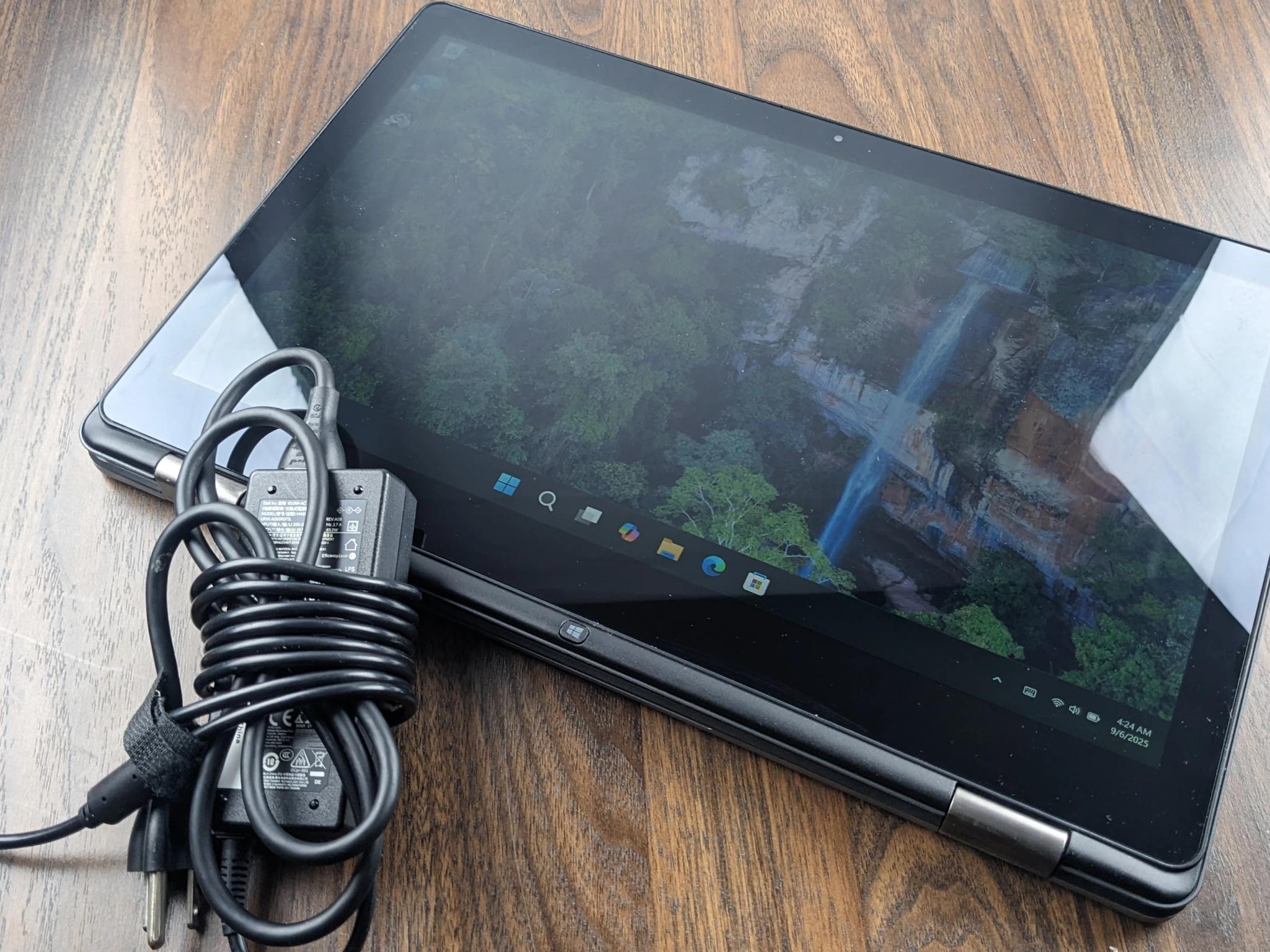 15.6" Dell Insperion 7558 2 in 1, i7-5500u, 8GB Ram, 240GB SSD