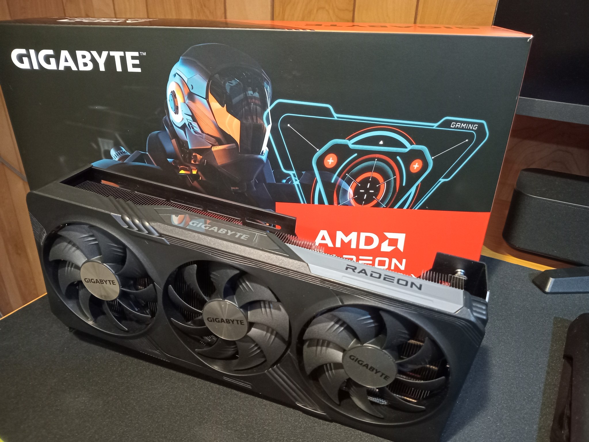GIGABYTE Radeon RX 7800 XT GAMING OC 16G