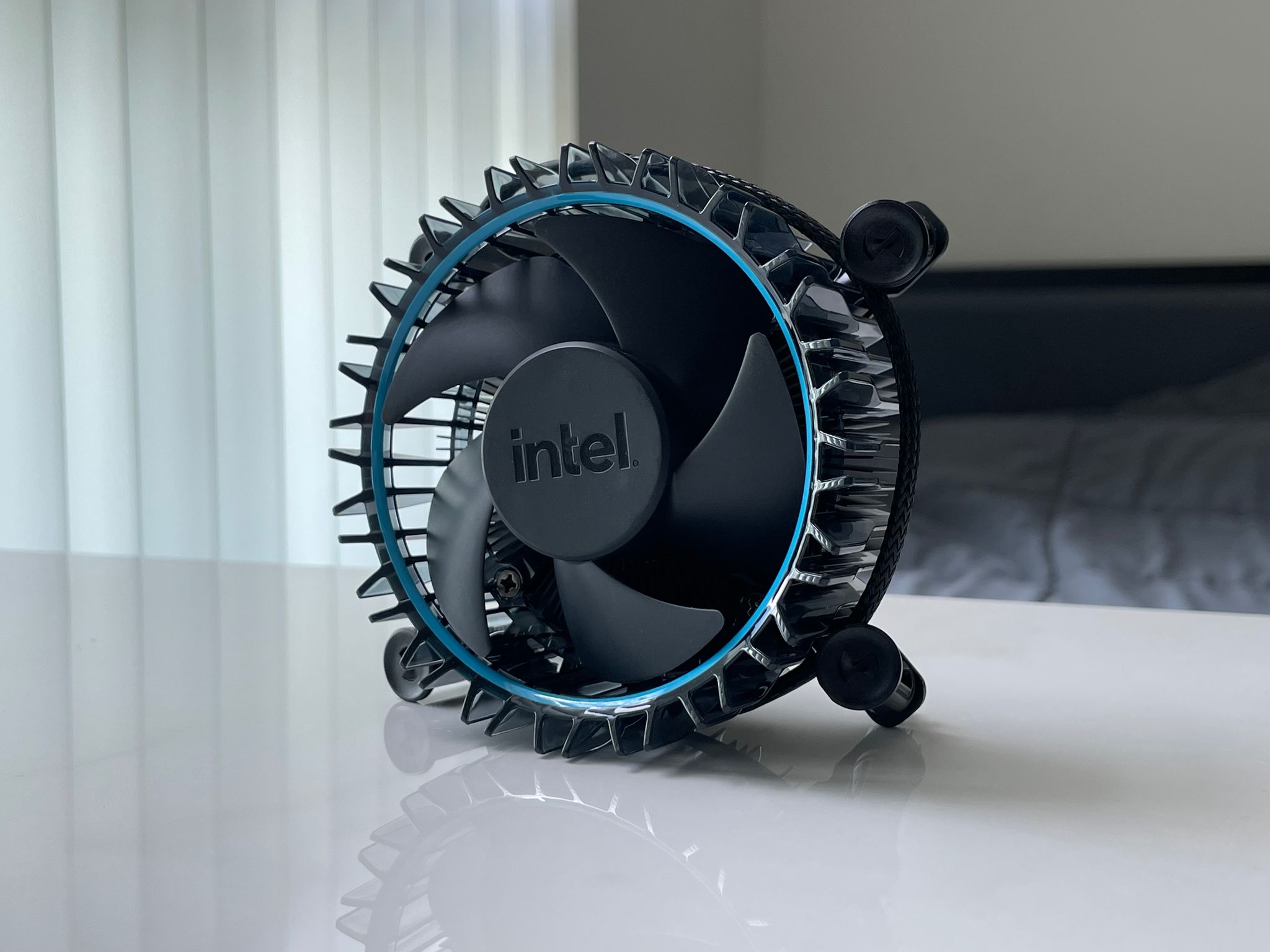 Intel Laminar RM1 Aluminum Heatsink Low Profile LGA 1700 4-Pin Stock Cooler - Black/Blue