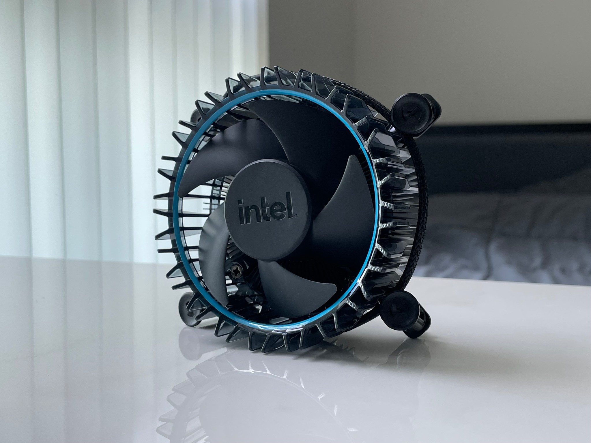 Intel Laminar RM1 Aluminum Heatsink Low Profile LGA 1700 4-Pin Stock Cooler - Black/Blue