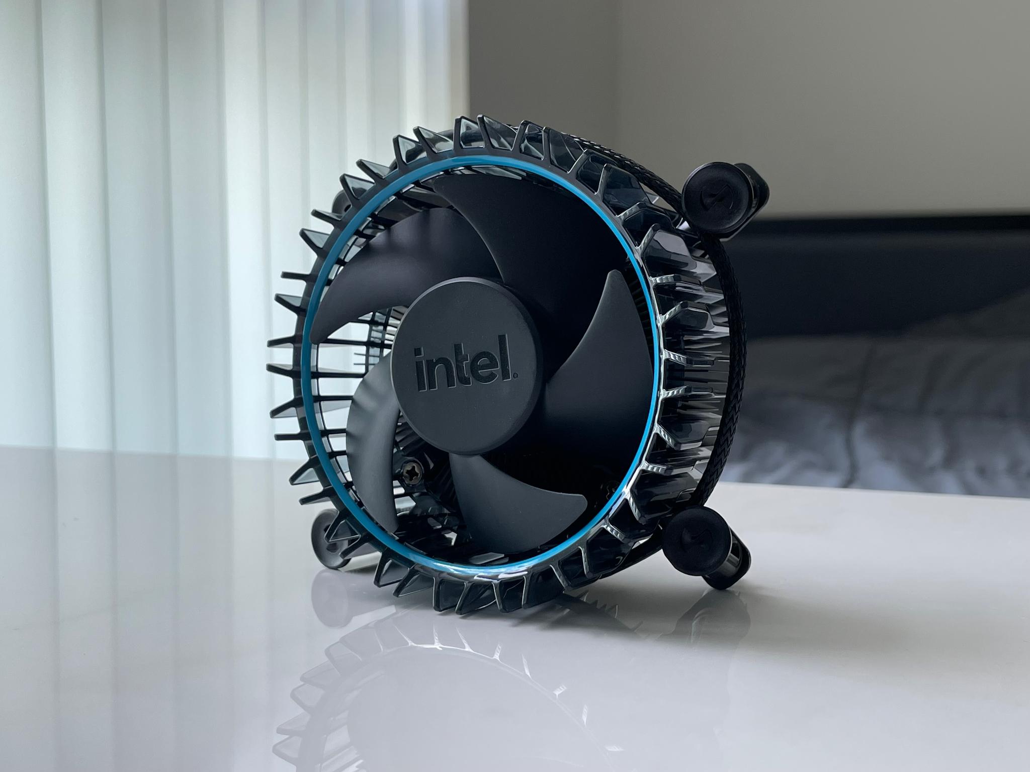Intel Laminar RM1 Aluminum Heatsink Low Profile LGA 1700 4-Pin Stock Cooler - Black/Blue