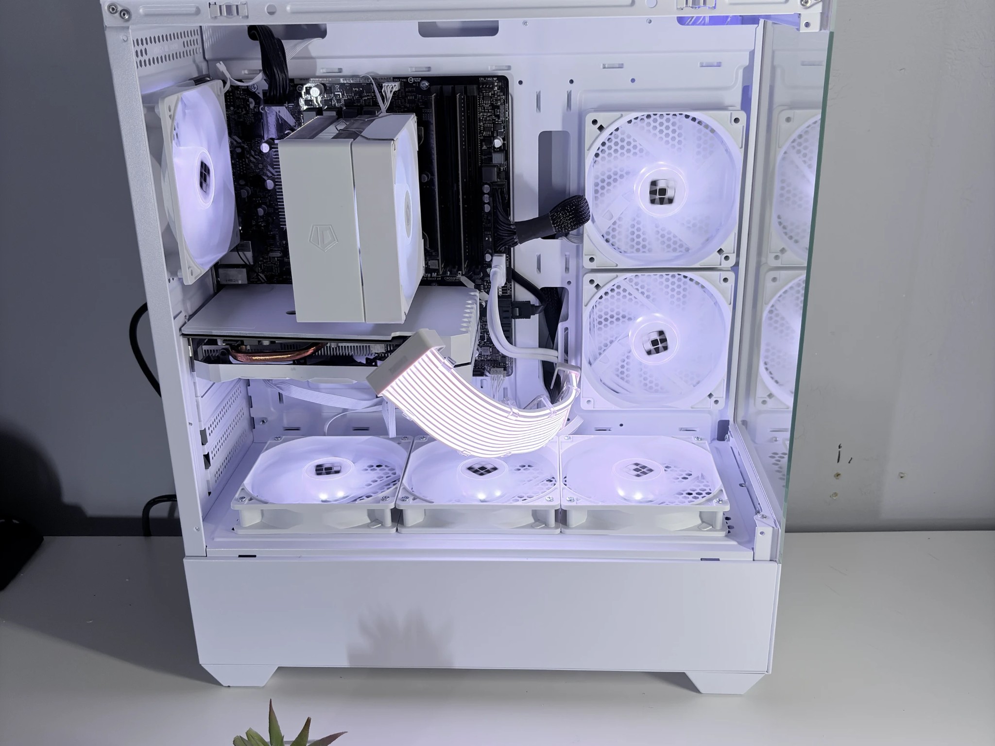 White Custom Gaming PC Build / I7 + 1660 Super /