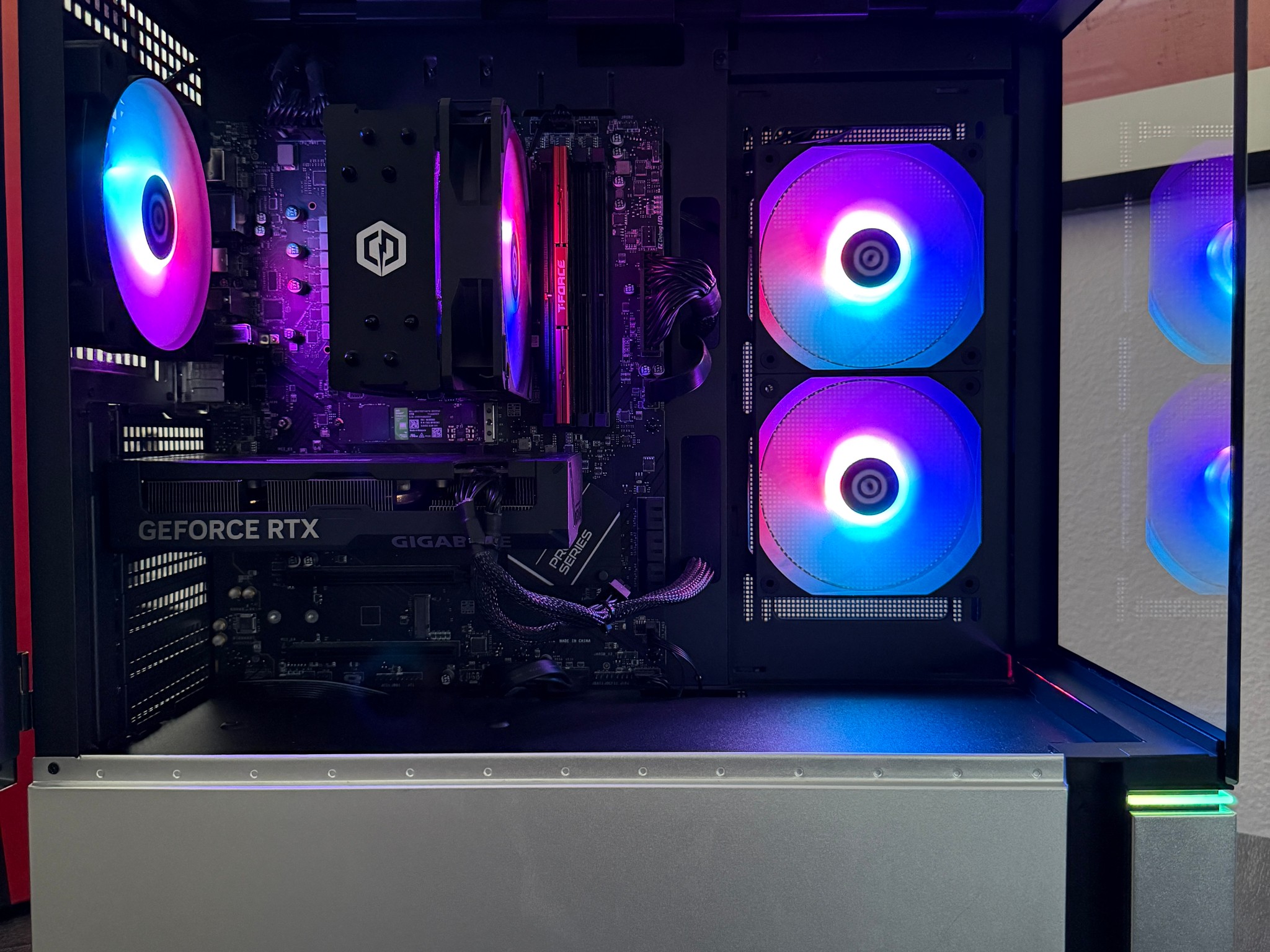 Cyberpower PC RTX 4060 Ti 8gb - Ryzen 7 8700F 4.1 GHz 16 gb DDR5 ram