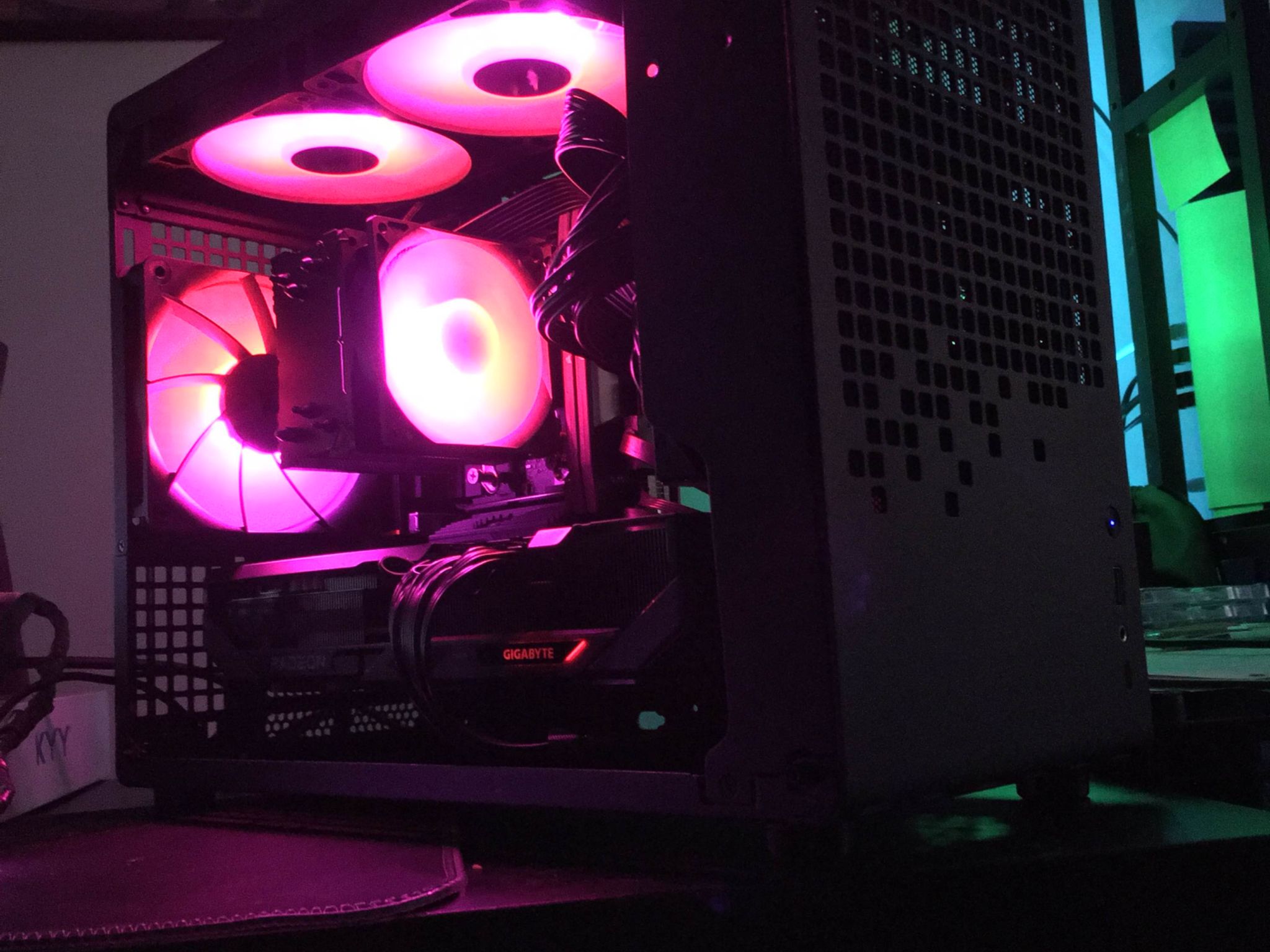 Z20 9800X3D x Giga 9070XT Gaming OC SFF