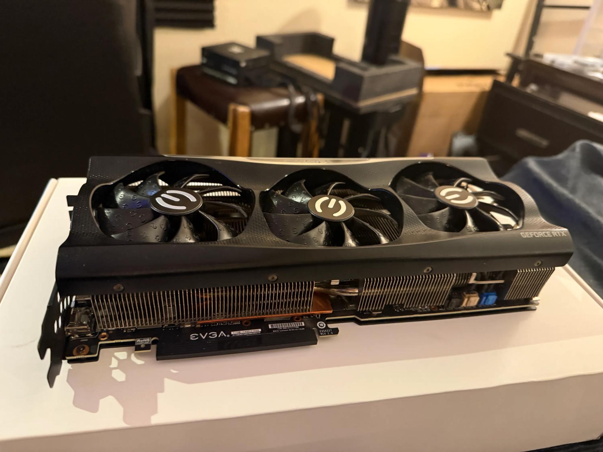 E.V.G.A NVIDIA RTX 3090 FTW3 24GB DDR6X RUNS LIKE A DREAM