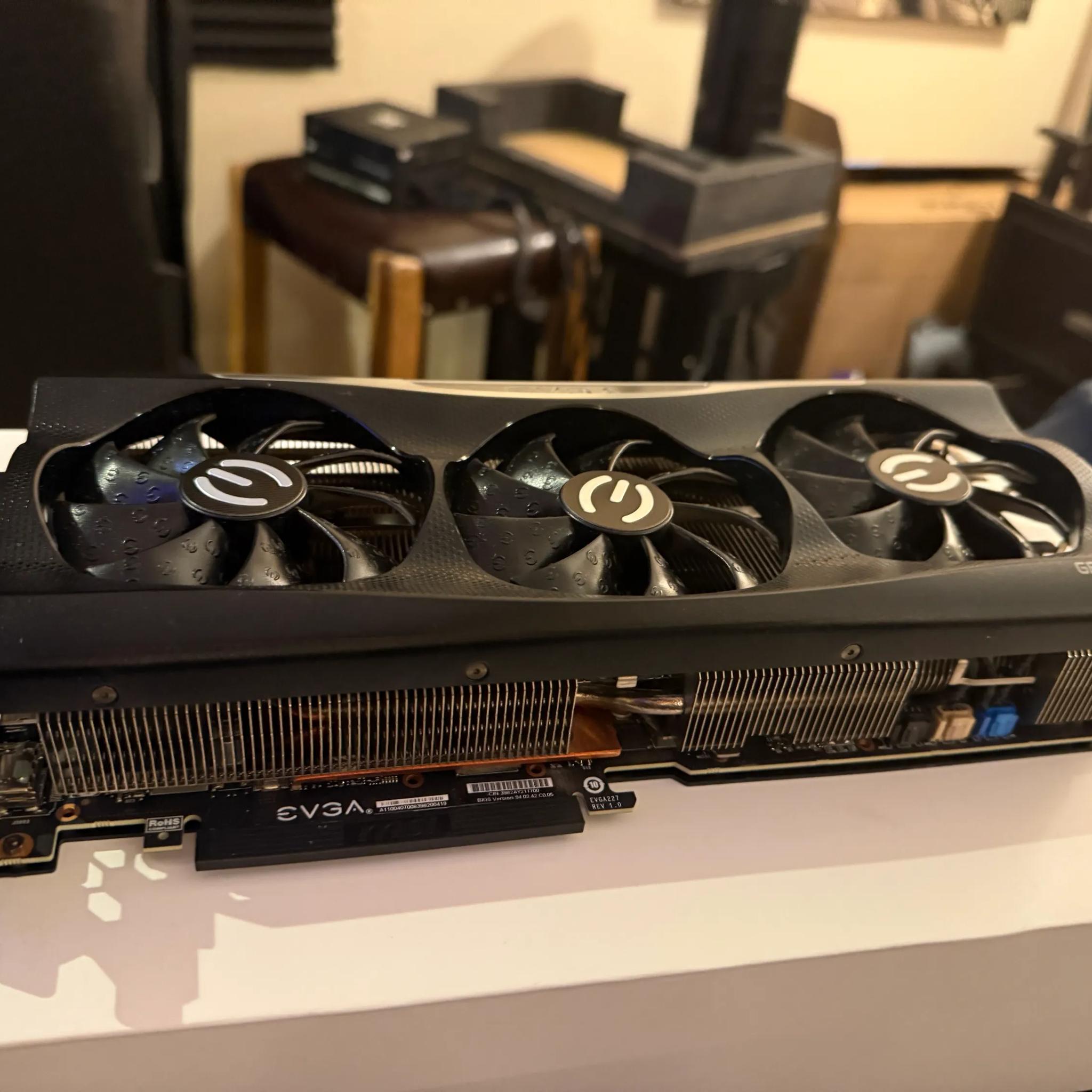 E.V.G.A NVIDIA RTX 3090 FTW3 24GB DDR6X RUNS LIKE A DREAM