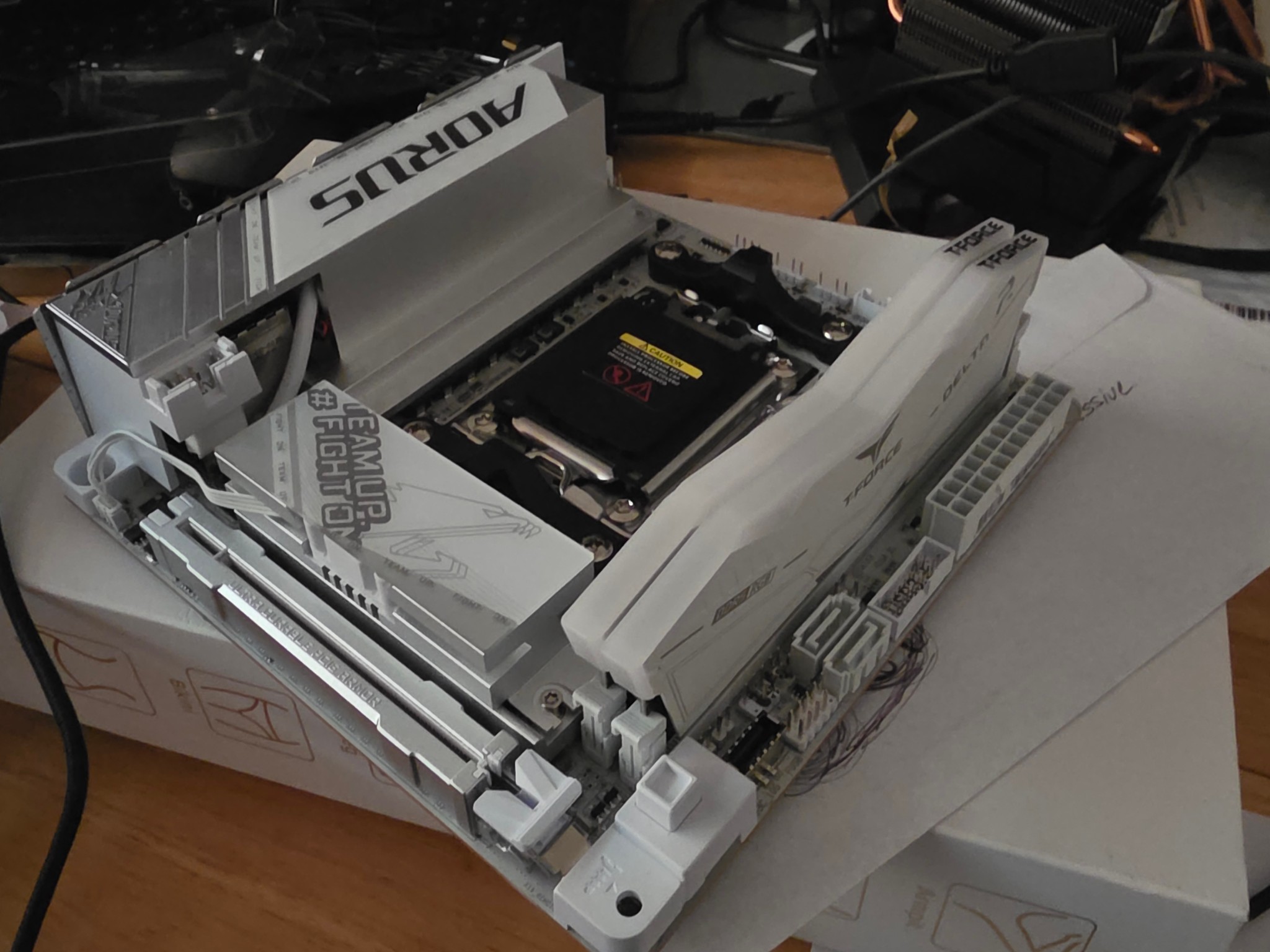 Gigabyte X870i Aorus Pro ICE + 7900X + 16Gb team elite RBG White