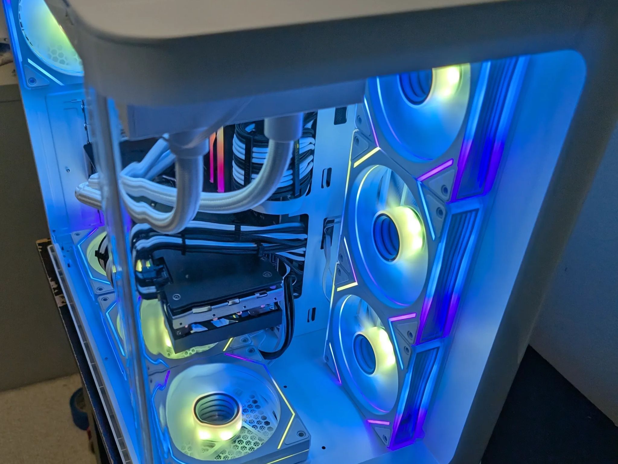 Ryzen 7 9700x | RX 7800 XT | 32 GB DDR5 6000 | 1 TB NVME | Liquid Cooled